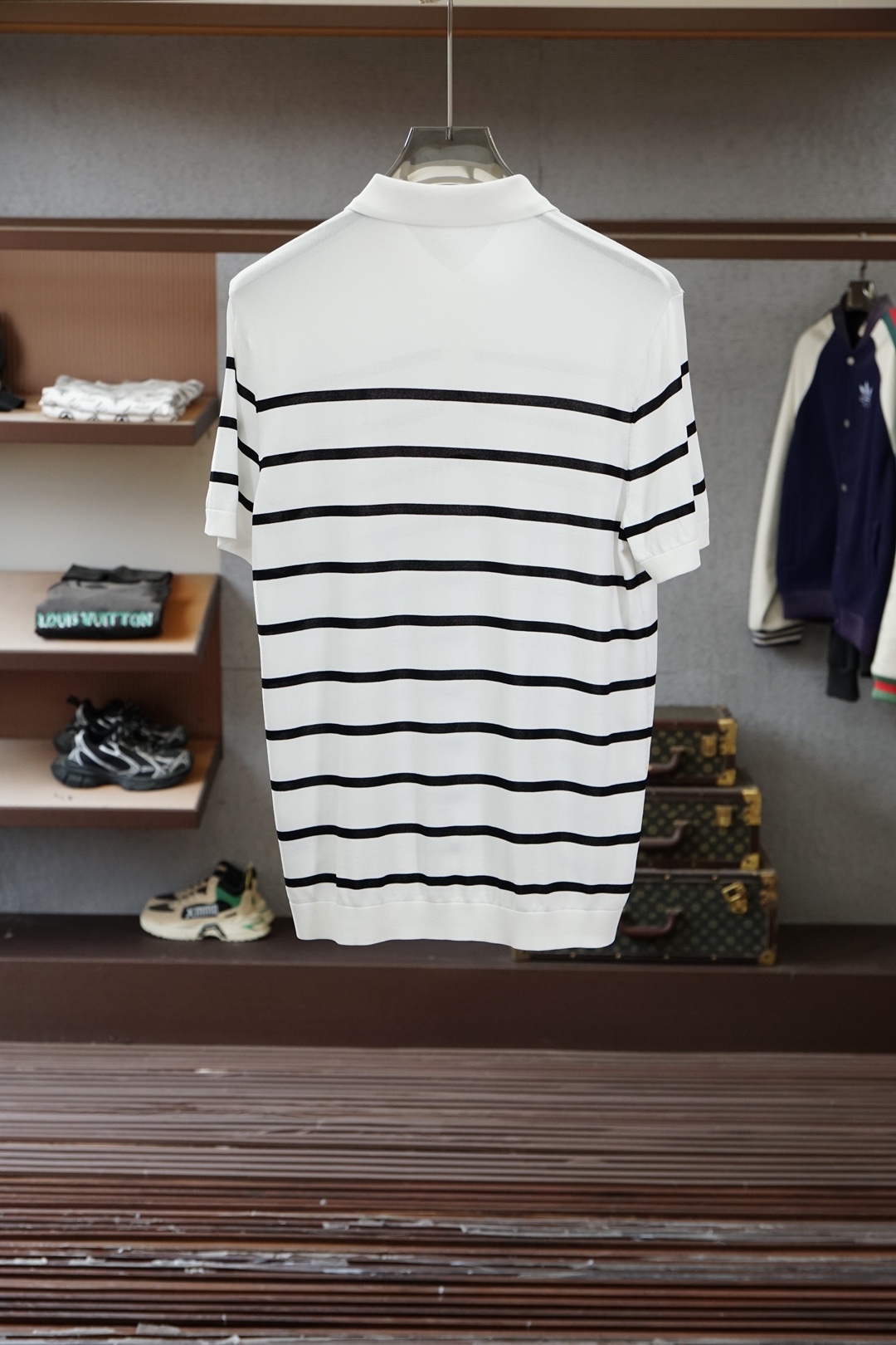 保罗 桑蚕丝伊力特短袖，高级感满满。精选桑蚕丝+伊力特混纺面料，丝滑亲肤、透气垂顺，夏天穿清爽不闷汗。简