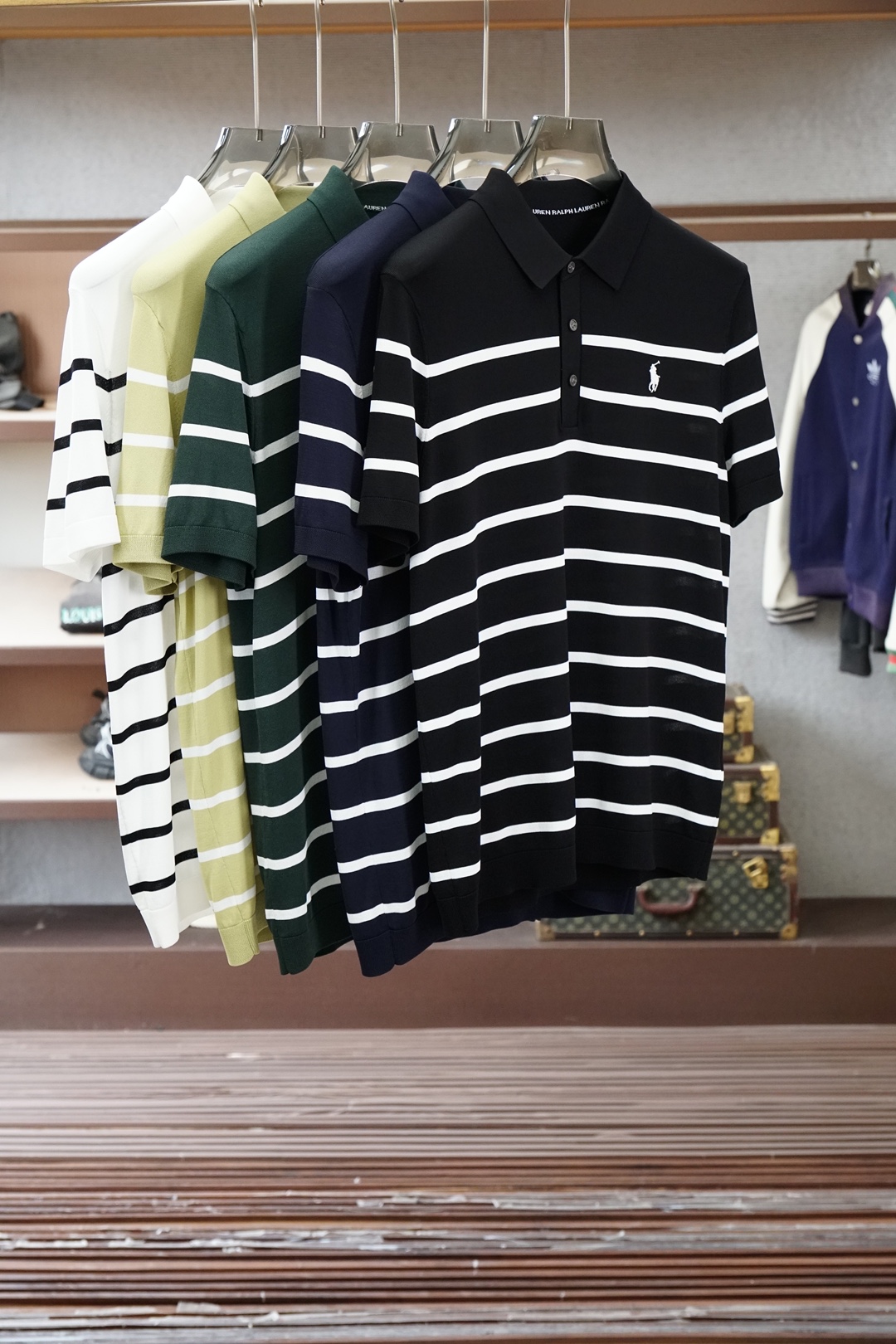 保罗 桑蚕丝伊力特短袖，高级感满满。精选桑蚕丝+伊力特混纺面料，丝滑亲肤、透气垂顺，夏天穿清爽不闷汗。简