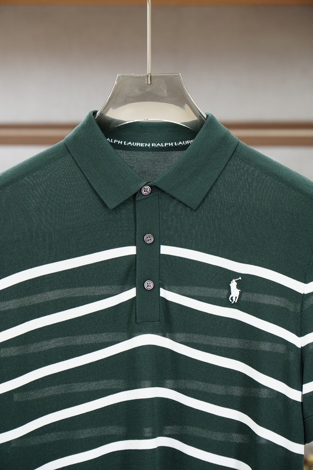 保罗 桑蚕丝伊力特短袖，高级感满满。精选桑蚕丝+伊力特混纺面料，丝滑亲肤、透气垂顺，夏天穿清爽不闷汗。简