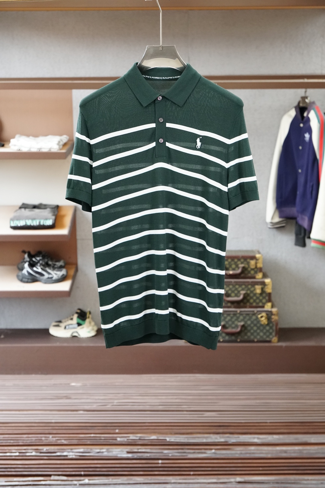 保罗 桑蚕丝伊力特短袖，高级感满满。精选桑蚕丝+伊力特混纺面料，丝滑亲肤、透气垂顺，夏天穿清爽不闷汗。简