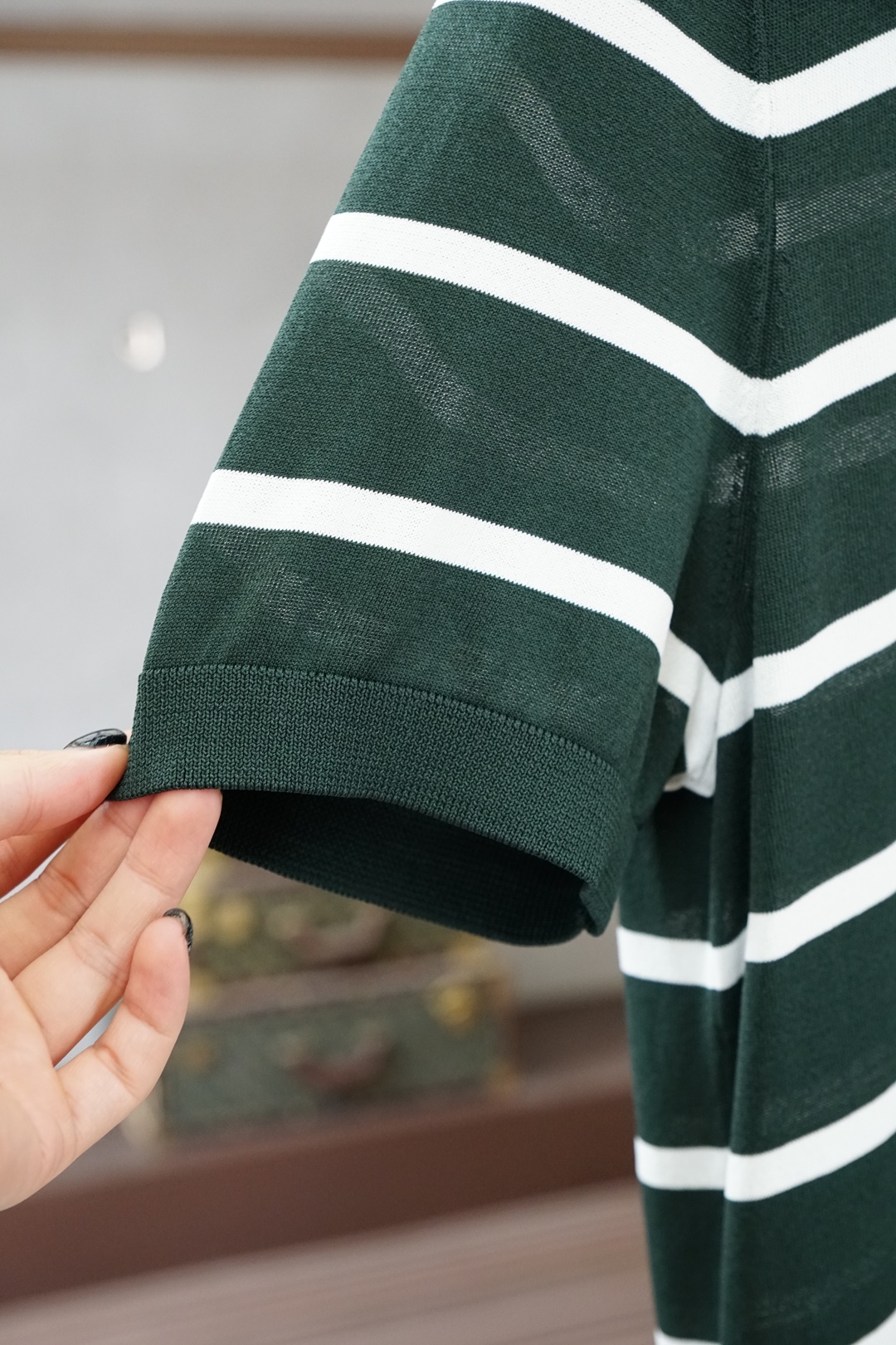 保罗 桑蚕丝伊力特短袖，高级感满满。精选桑蚕丝+伊力特混纺面料，丝滑亲肤、透气垂顺，夏天穿清爽不闷汗。简