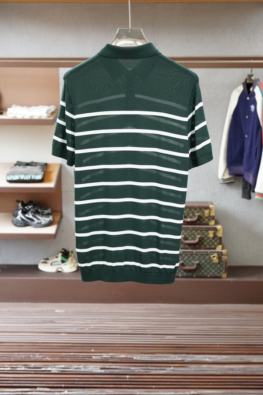 保罗 桑蚕丝伊力特短袖，高级感满满。精选桑蚕丝+伊力特混纺面料，丝滑亲肤、透气垂顺，夏天穿清爽不闷汗。简