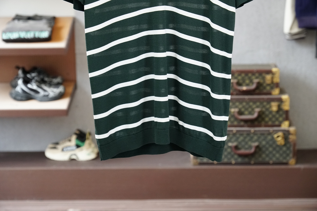 保罗 桑蚕丝伊力特短袖，高级感满满。精选桑蚕丝+伊力特混纺面料，丝滑亲肤、透气垂顺，夏天穿清爽不闷汗。简