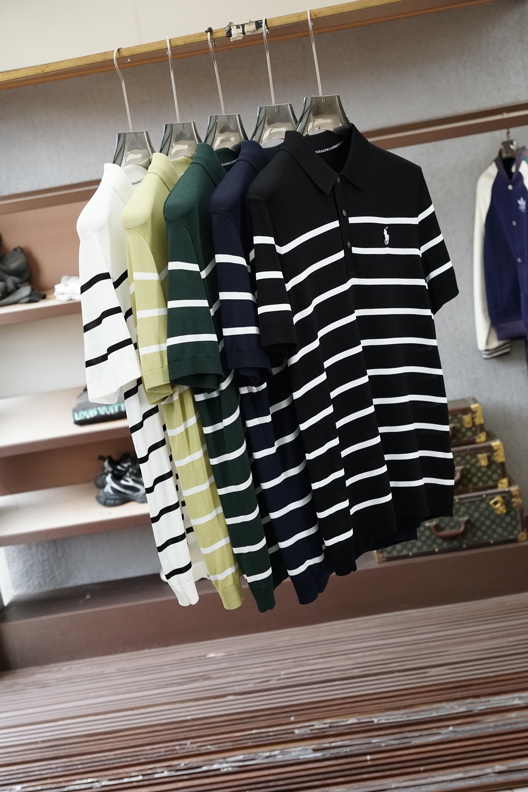 保罗 桑蚕丝伊力特短袖，高级感满满。精选桑蚕丝+伊力特混纺面料，丝滑亲肤、透气垂顺，夏天穿清爽不闷汗。简