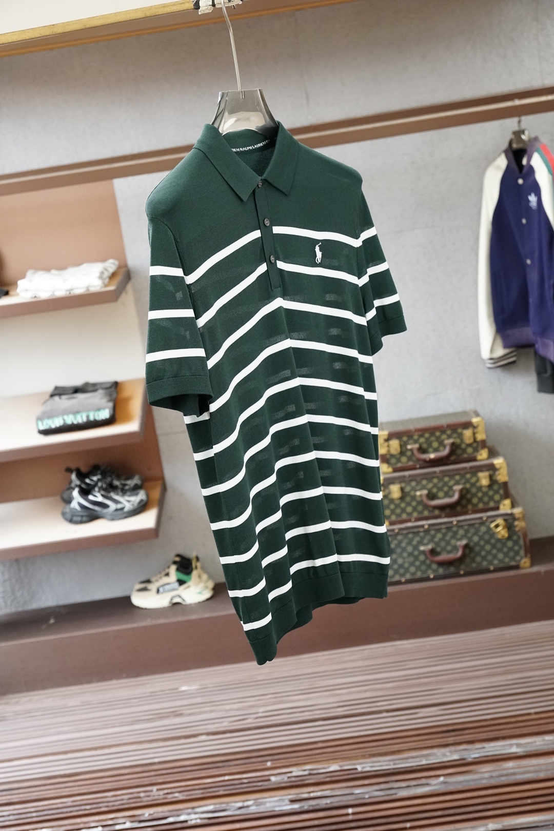 保罗 桑蚕丝伊力特短袖，高级感满满。精选桑蚕丝+伊力特混纺面料，丝滑亲肤、透气垂顺，夏天穿清爽不闷汗。简