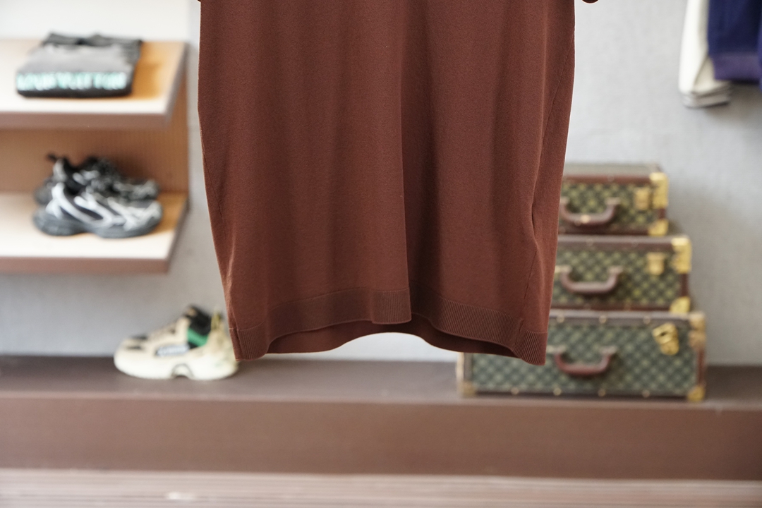 杰尼亚_桑蚕丝伊力特Polo衫，高级感满满。精选桑蚕丝+伊力特混纺面料，丝滑亲肤、透气垂顺，夏天穿清爽不