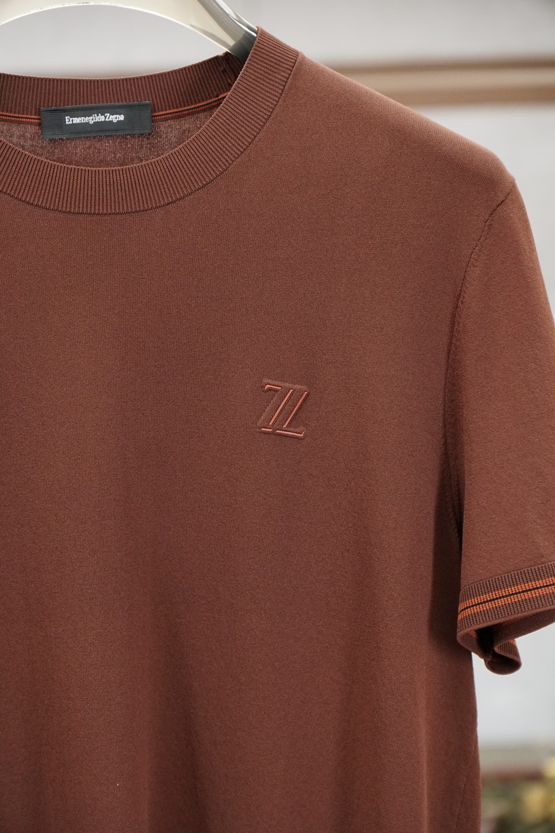 杰尼亚_桑蚕丝伊力特Polo衫，高级感满满。精选桑蚕丝+伊力特混纺面料，丝滑亲肤、透气垂顺，夏天穿清爽不