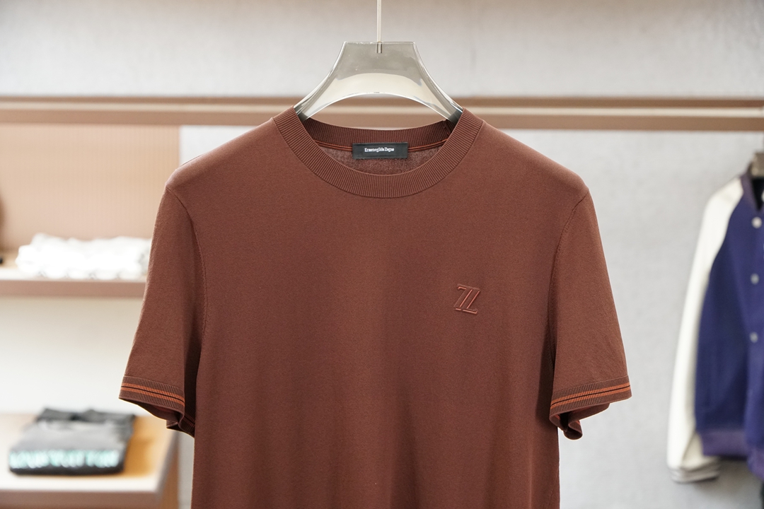 杰尼亚_桑蚕丝伊力特Polo衫，高级感满满。精选桑蚕丝+伊力特混纺面料，丝滑亲肤、透气垂顺，夏天穿清爽不