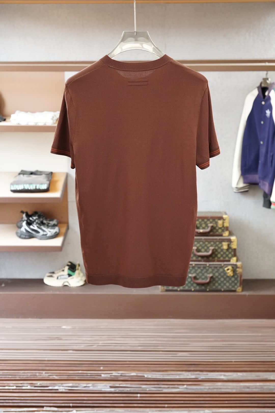 杰尼亚_桑蚕丝伊力特Polo衫，高级感满满。精选桑蚕丝+伊力特混纺面料，丝滑亲肤、透气垂顺，夏天穿清爽不