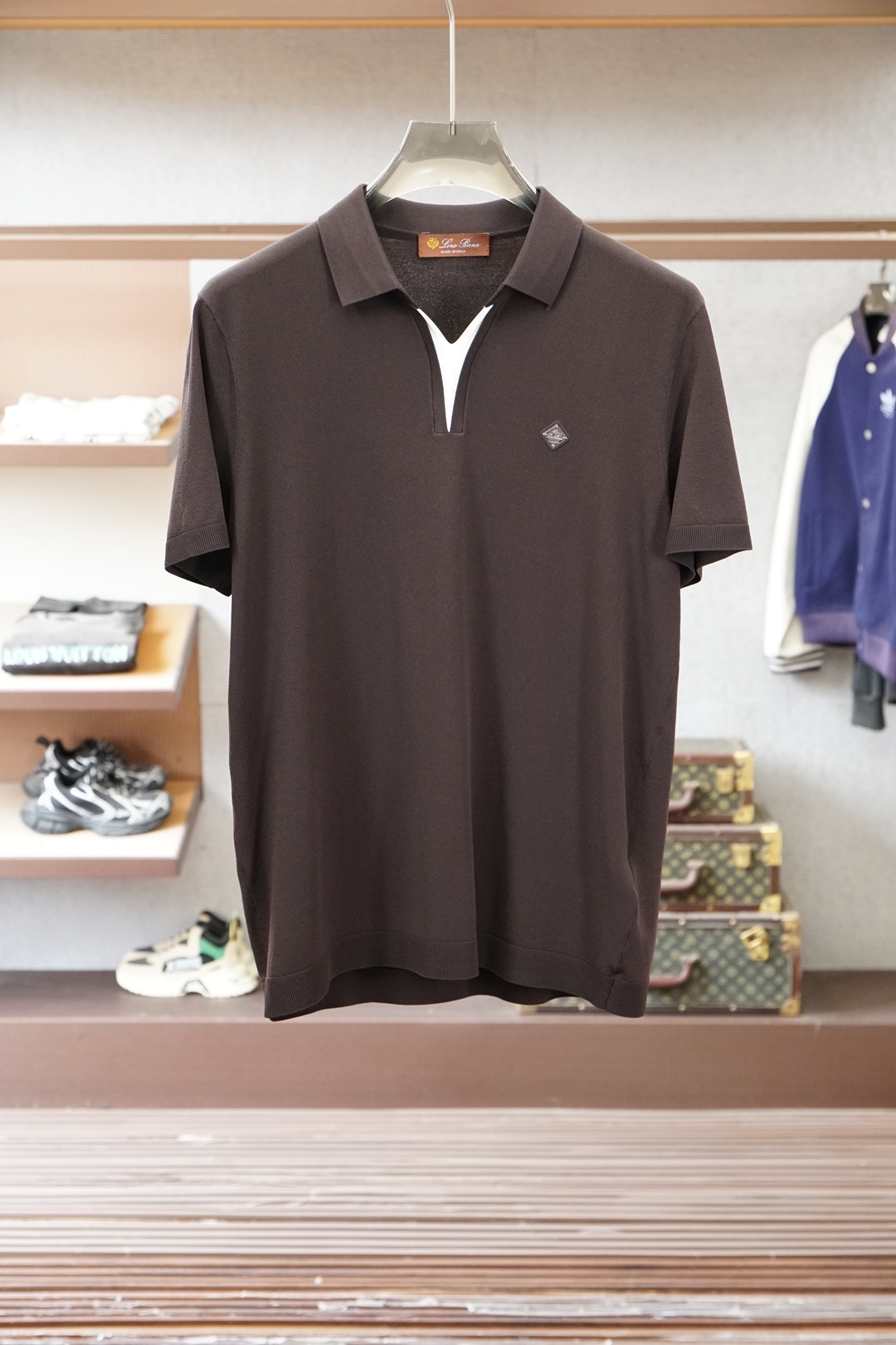 Loro Piana 桑蚕丝伊力特短袖，高级感满满。精选桑蚕丝+伊力特混纺面料，丝滑亲肤、透气垂顺，夏天