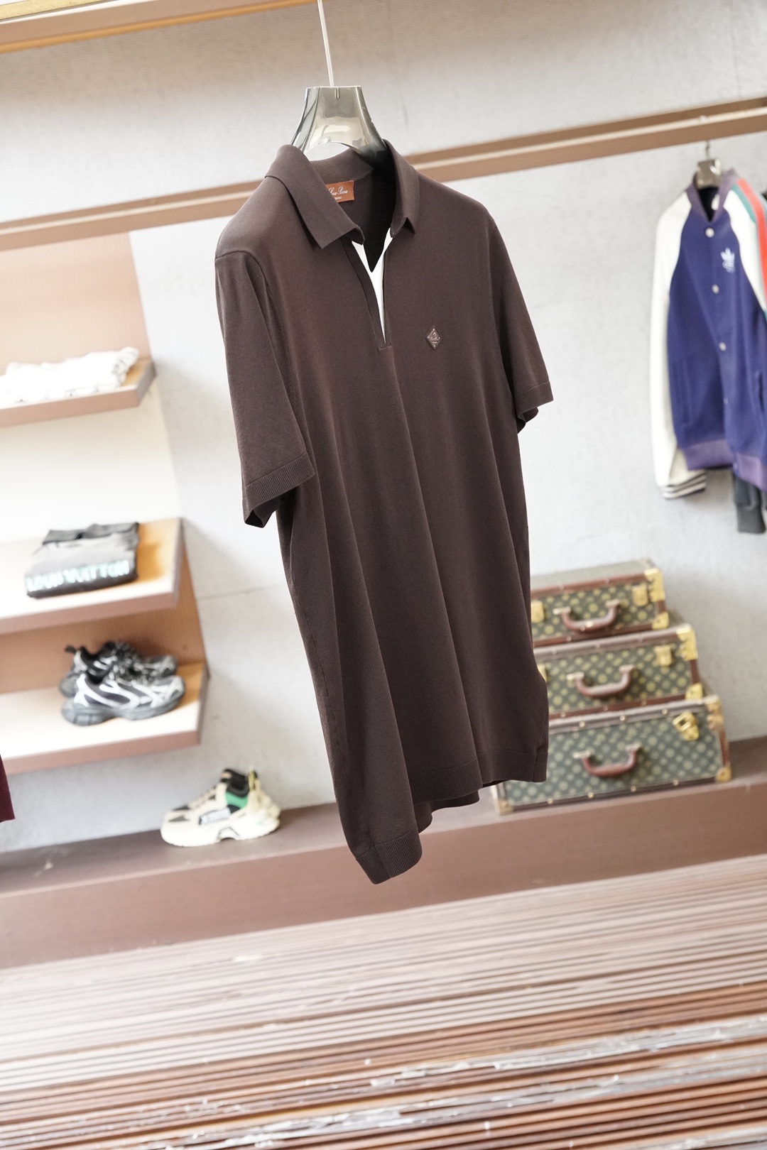 Loro Piana 桑蚕丝伊力特短袖，高级感满满。精选桑蚕丝+伊力特混纺面料，丝滑亲肤、透气垂顺，夏天