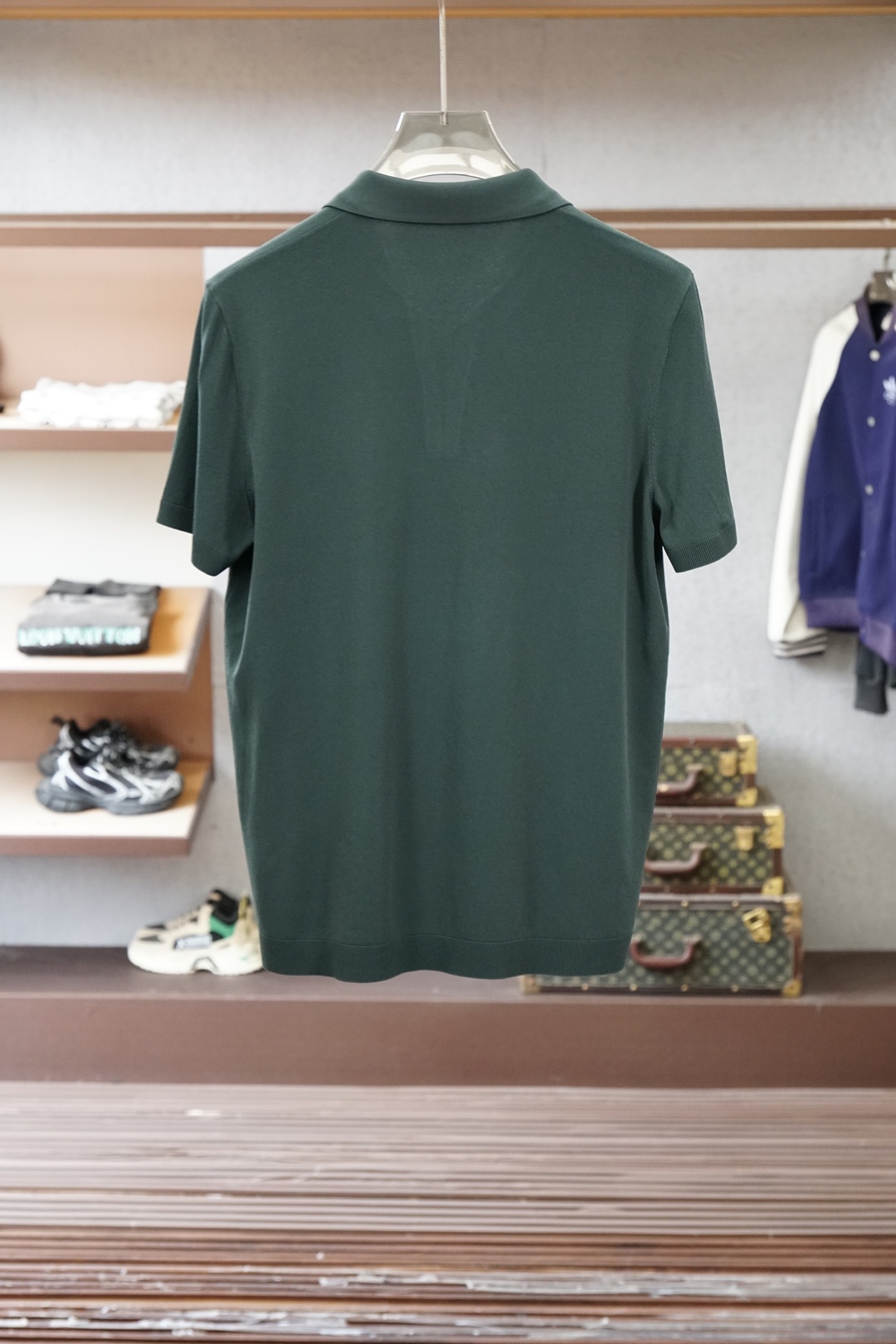 Loro Piana 桑蚕丝伊力特短袖，高级感满满。精选桑蚕丝+伊力特混纺面料，丝滑亲肤、透气垂顺，夏天