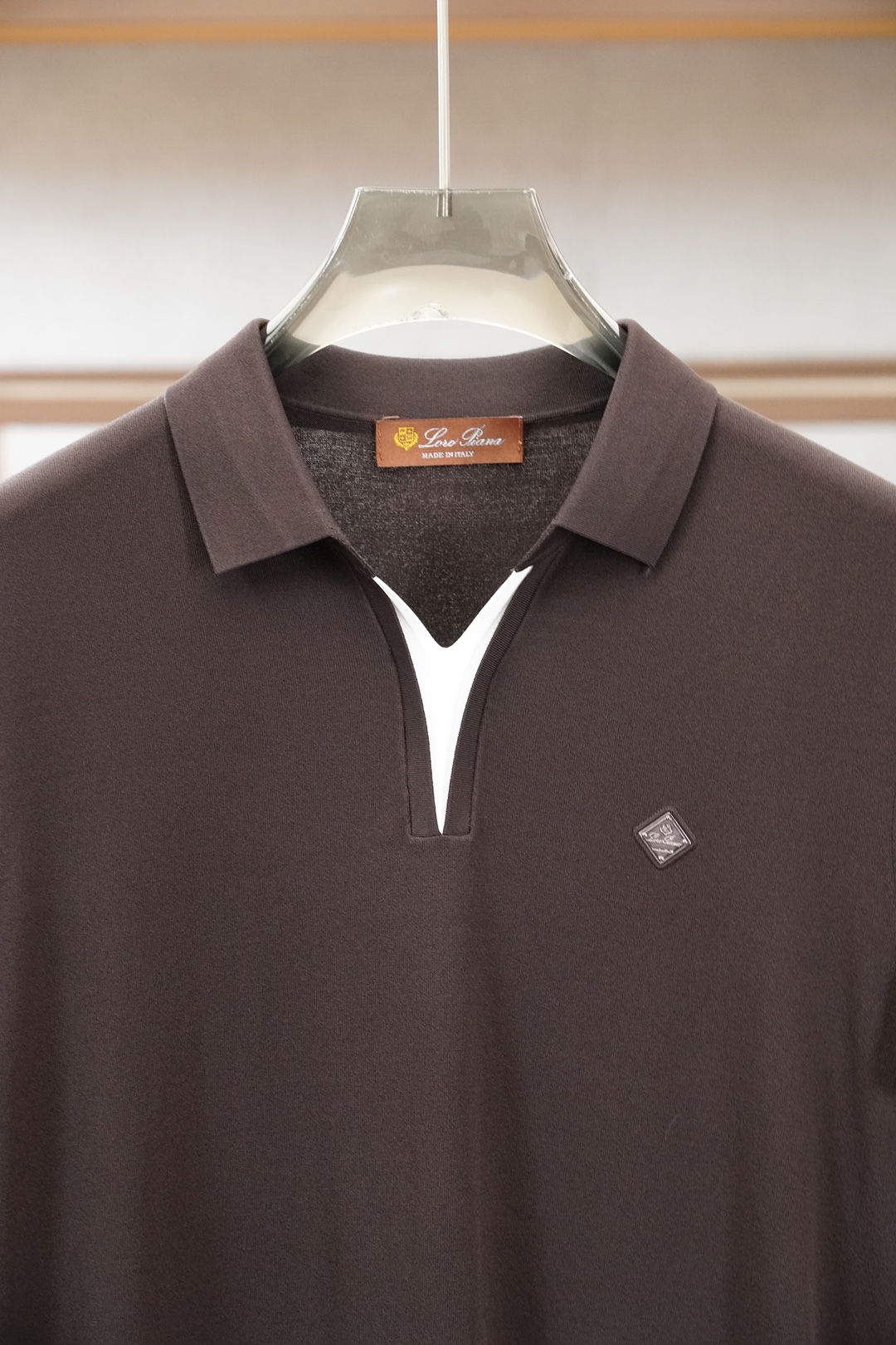 Loro Piana 桑蚕丝伊力特短袖，高级感满满。精选桑蚕丝+伊力特混纺面料，丝滑亲肤、透气垂顺，夏天