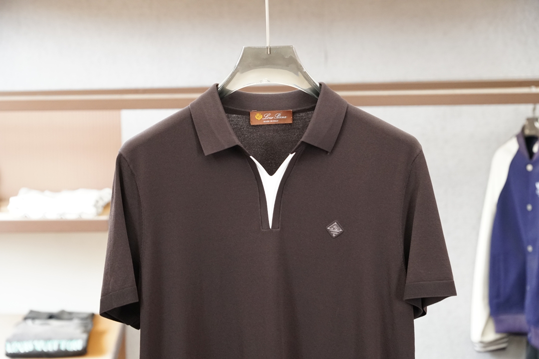 Loro Piana 桑蚕丝伊力特短袖，高级感满满。精选桑蚕丝+伊力特混纺面料，丝滑亲肤、透气垂顺，夏天