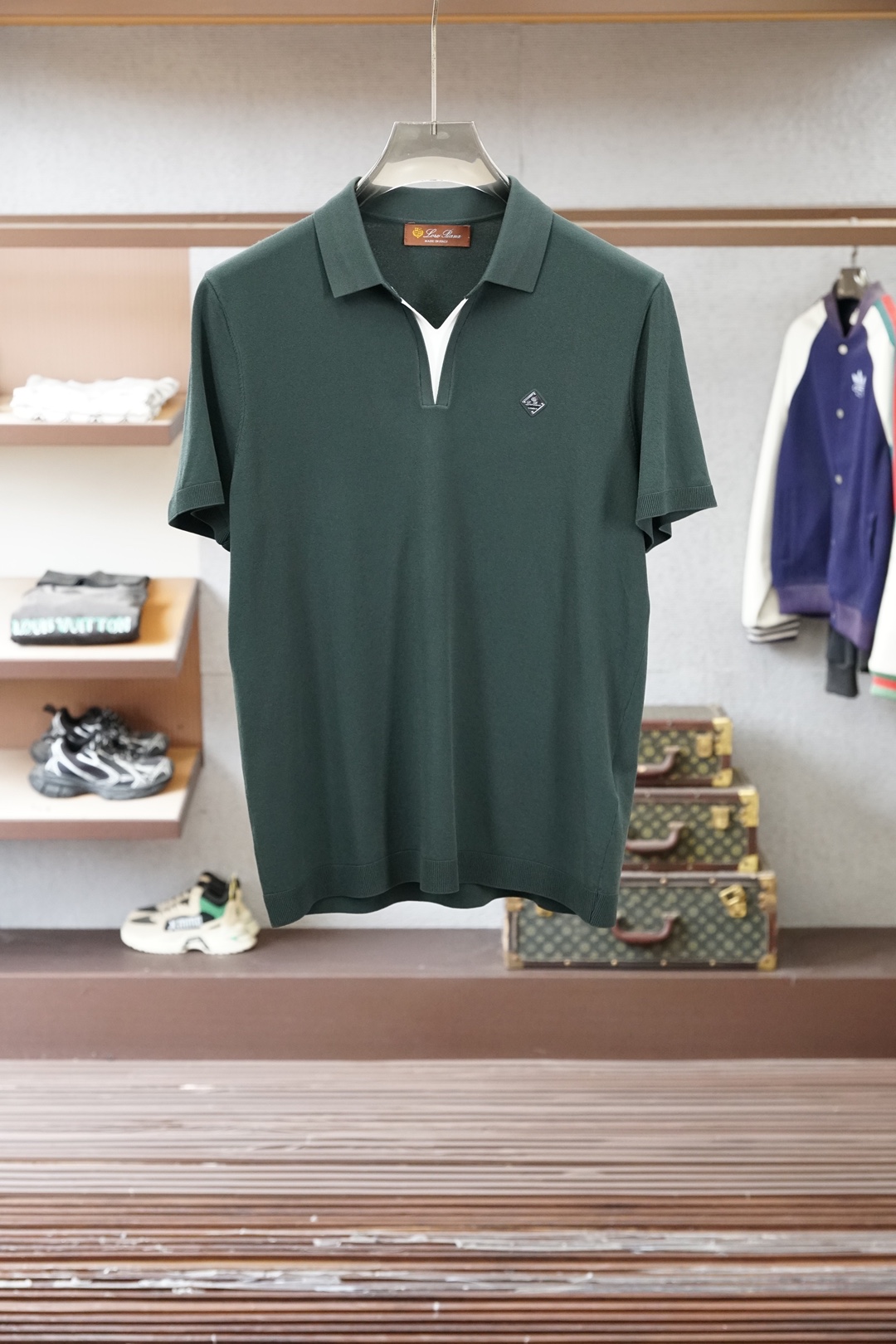 Loro Piana 桑蚕丝伊力特短袖，高级感满满。精选桑蚕丝+伊力特混纺面料，丝滑亲肤、透气垂顺，夏天