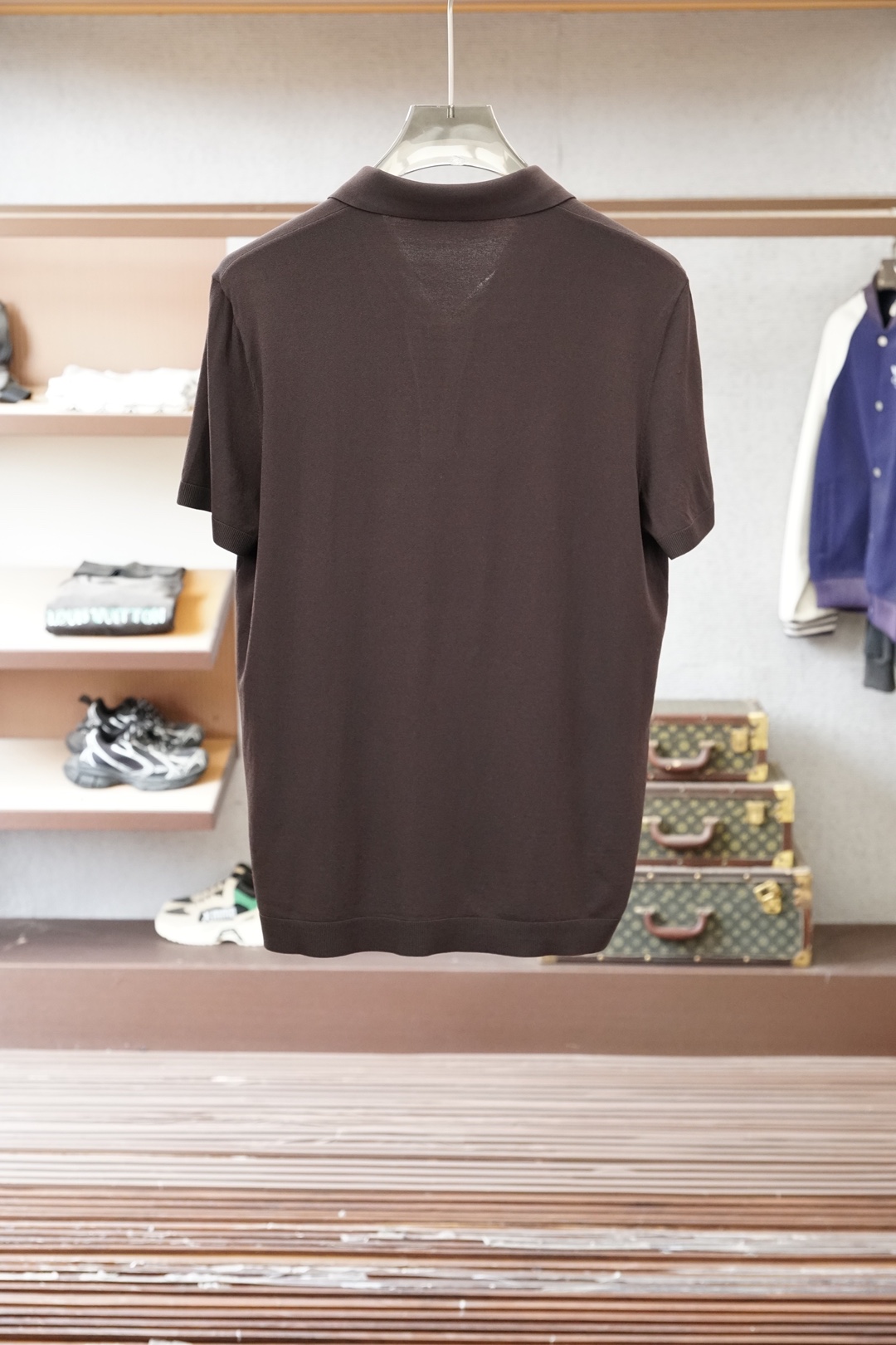 Loro Piana 桑蚕丝伊力特短袖，高级感满满。精选桑蚕丝+伊力特混纺面料，丝滑亲肤、透气垂顺，夏天