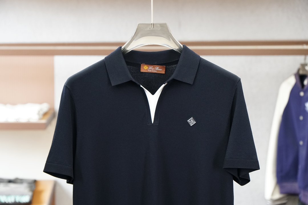 Loro Piana 桑蚕丝伊力特短袖，高级感满满。精选桑蚕丝+伊力特混纺面料，丝滑亲肤、透气垂顺，夏天