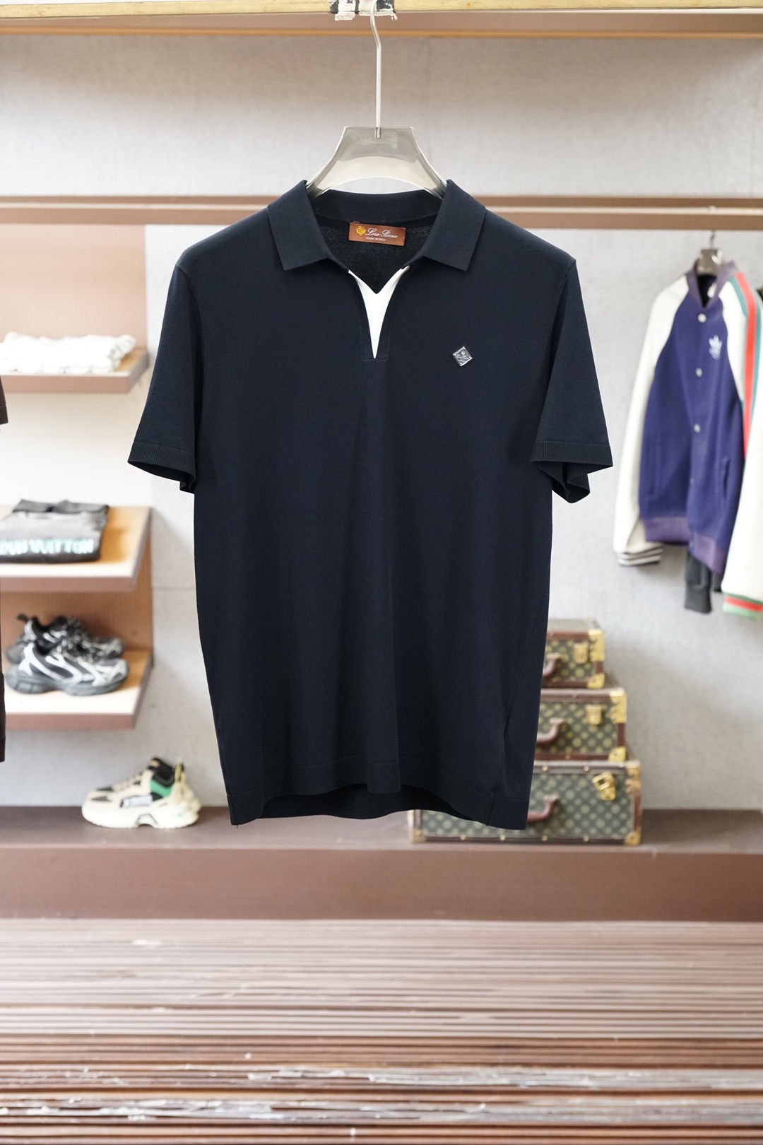 Loro Piana 桑蚕丝伊力特短袖，高级感满满。精选桑蚕丝+伊力特混纺面料，丝滑亲肤、透气垂顺，夏天