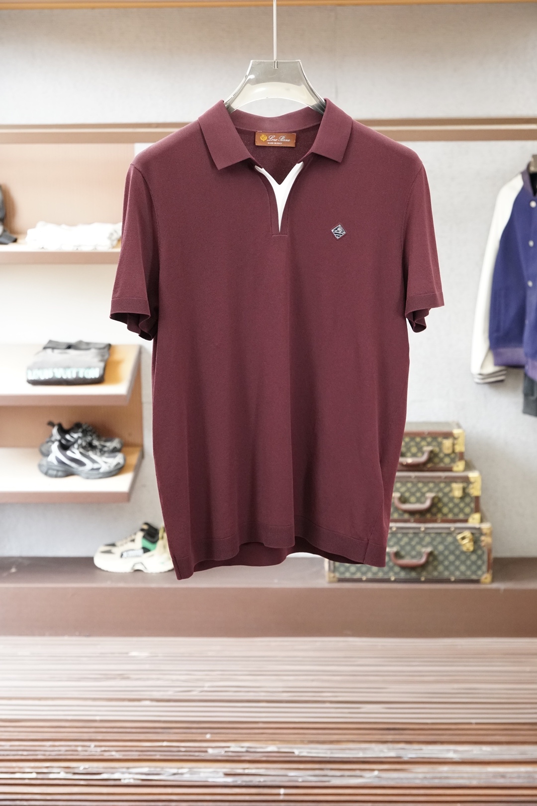 Loro Piana 桑蚕丝伊力特短袖，高级感满满。精选桑蚕丝+伊力特混纺面料，丝滑亲肤、透气垂顺，夏天