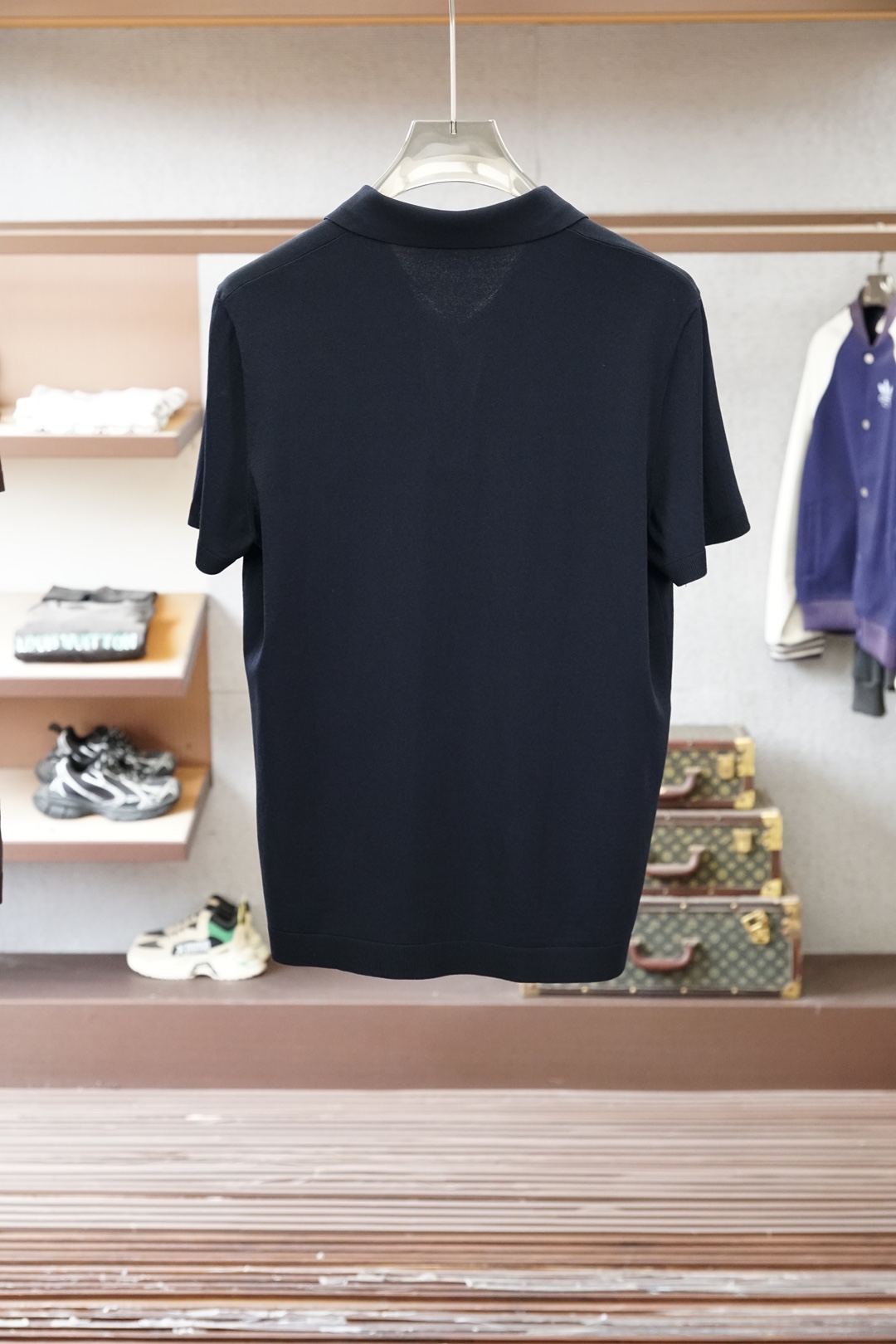 Loro Piana 桑蚕丝伊力特短袖，高级感满满。精选桑蚕丝+伊力特混纺面料，丝滑亲肤、透气垂顺，夏天