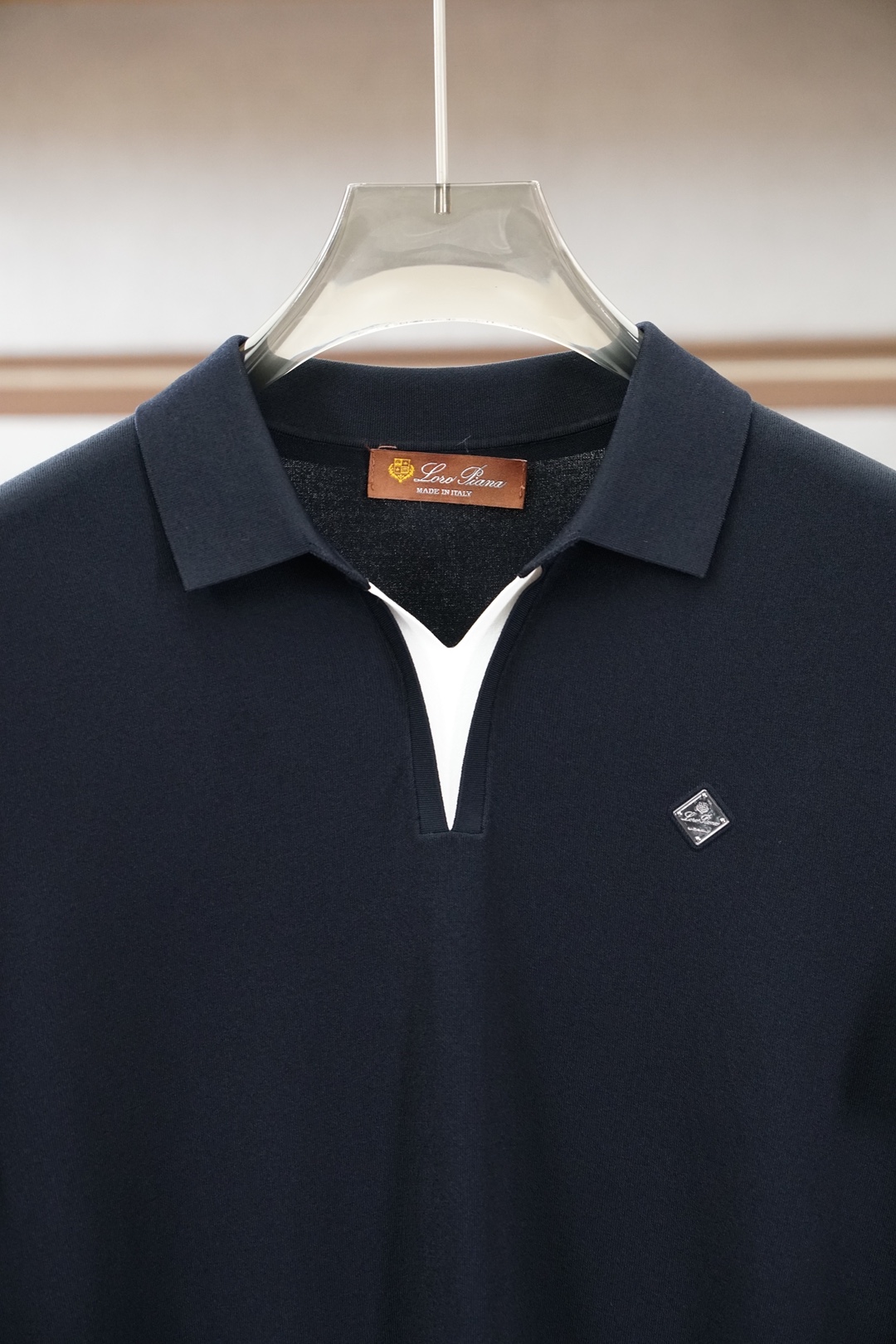 Loro Piana 桑蚕丝伊力特短袖，高级感满满。精选桑蚕丝+伊力特混纺面料，丝滑亲肤、透气垂顺，夏天