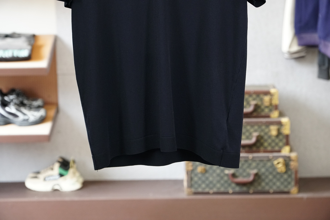 Loro Piana 桑蚕丝伊力特短袖，高级感满满。精选桑蚕丝+伊力特混纺面料，丝滑亲肤、透气垂顺，夏天