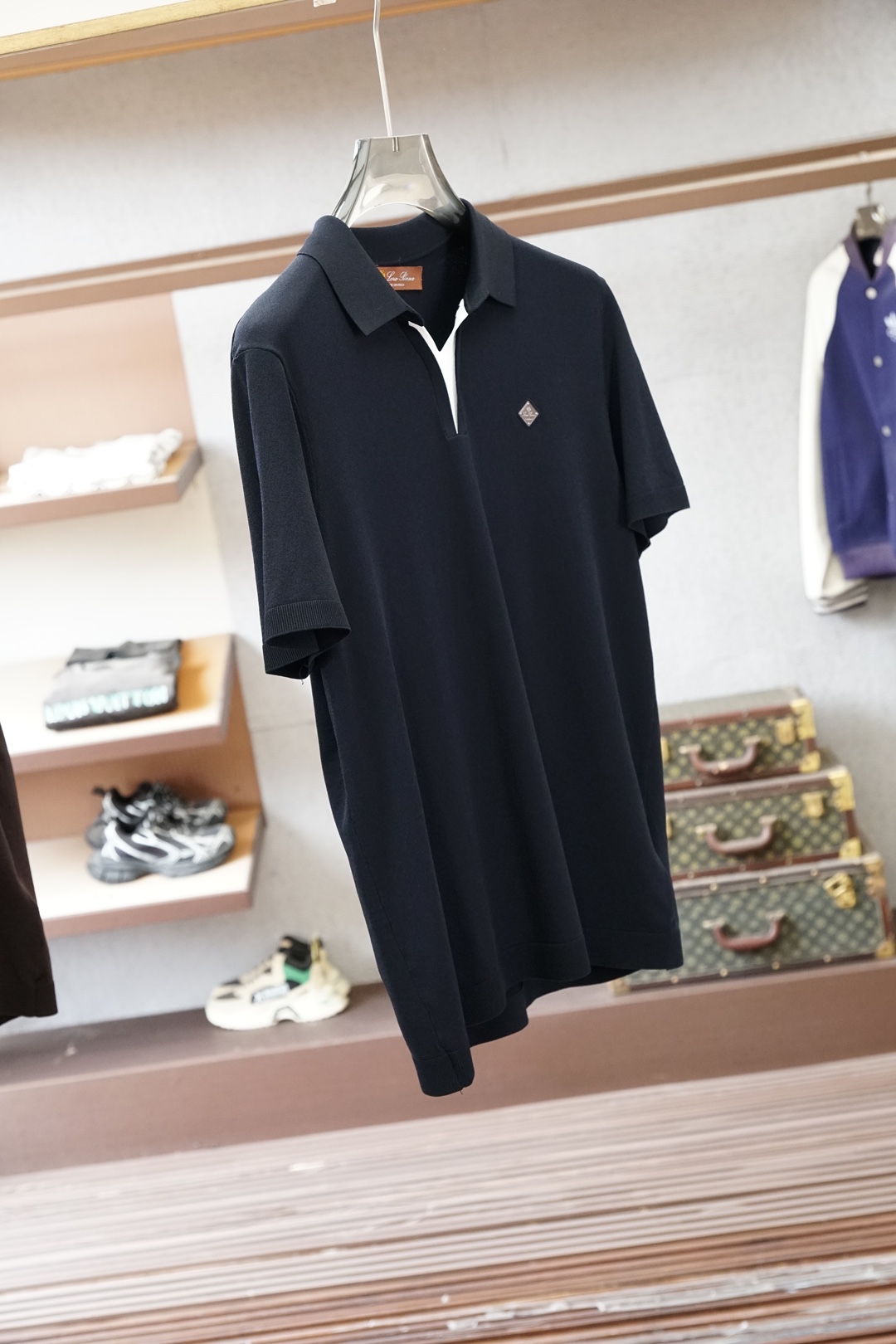 Loro Piana 桑蚕丝伊力特短袖，高级感满满。精选桑蚕丝+伊力特混纺面料，丝滑亲肤、透气垂顺，夏天