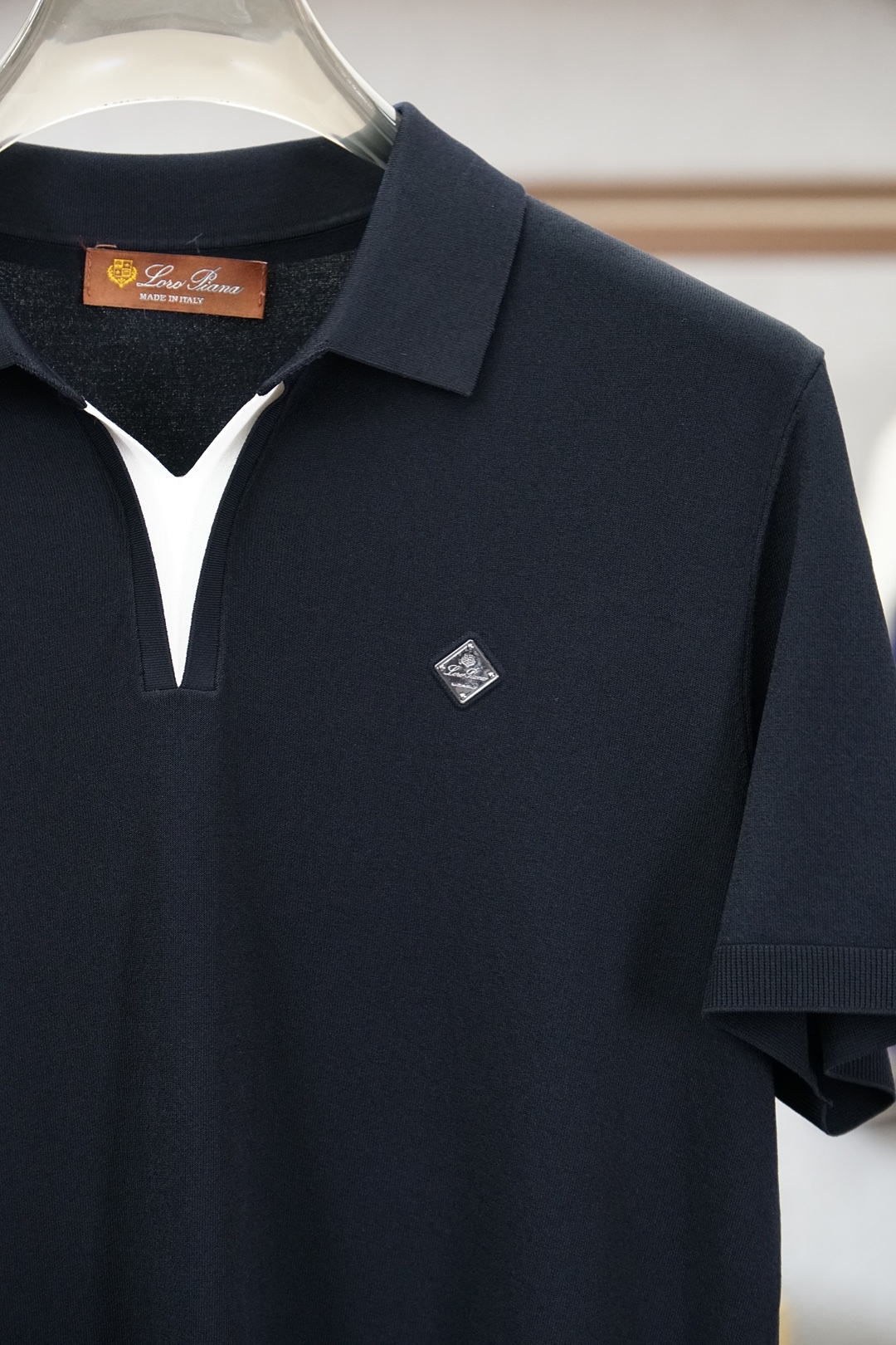 Loro Piana 桑蚕丝伊力特短袖，高级感满满。精选桑蚕丝+伊力特混纺面料，丝滑亲肤、透气垂顺，夏天