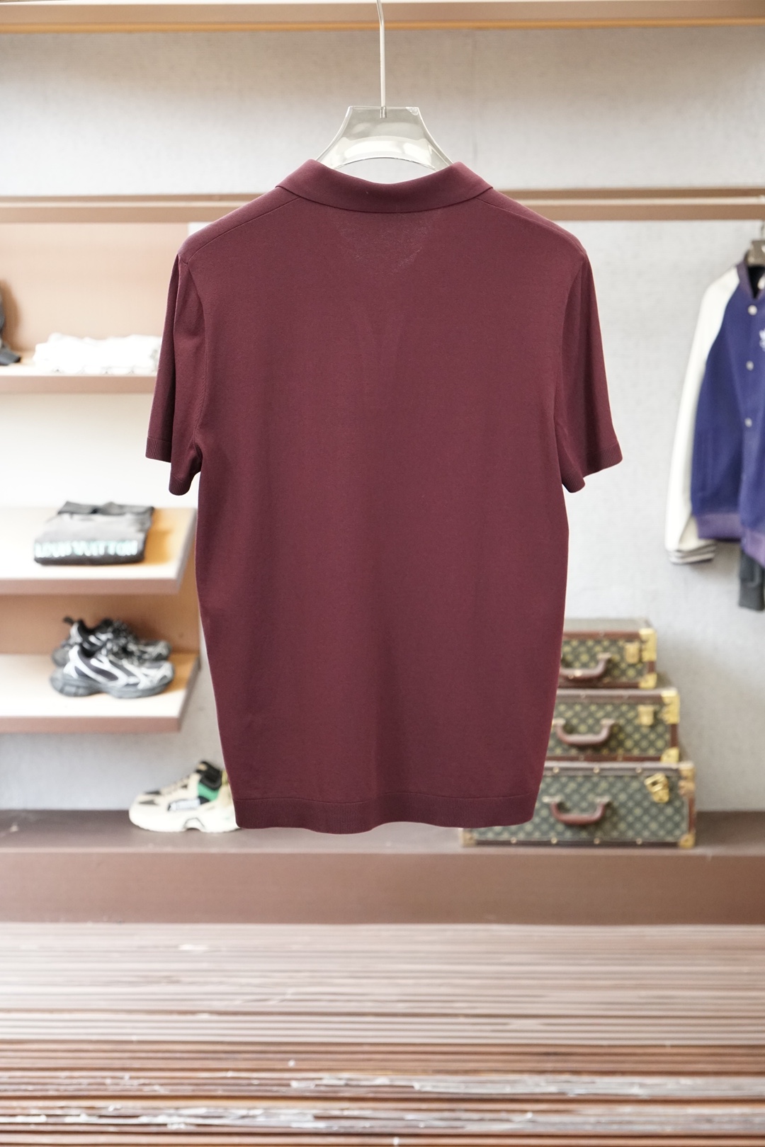 Loro Piana 桑蚕丝伊力特短袖，高级感满满。精选桑蚕丝+伊力特混纺面料，丝滑亲肤、透气垂顺，夏天