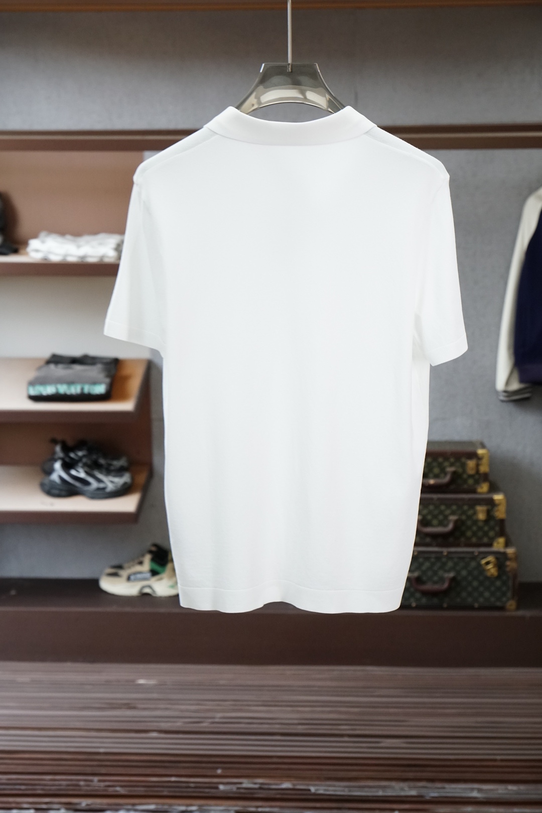 Loro Piana 桑蚕丝伊力特短袖，高级感满满。精选桑蚕丝+伊力特混纺面料，丝滑亲肤、透气垂顺，夏天