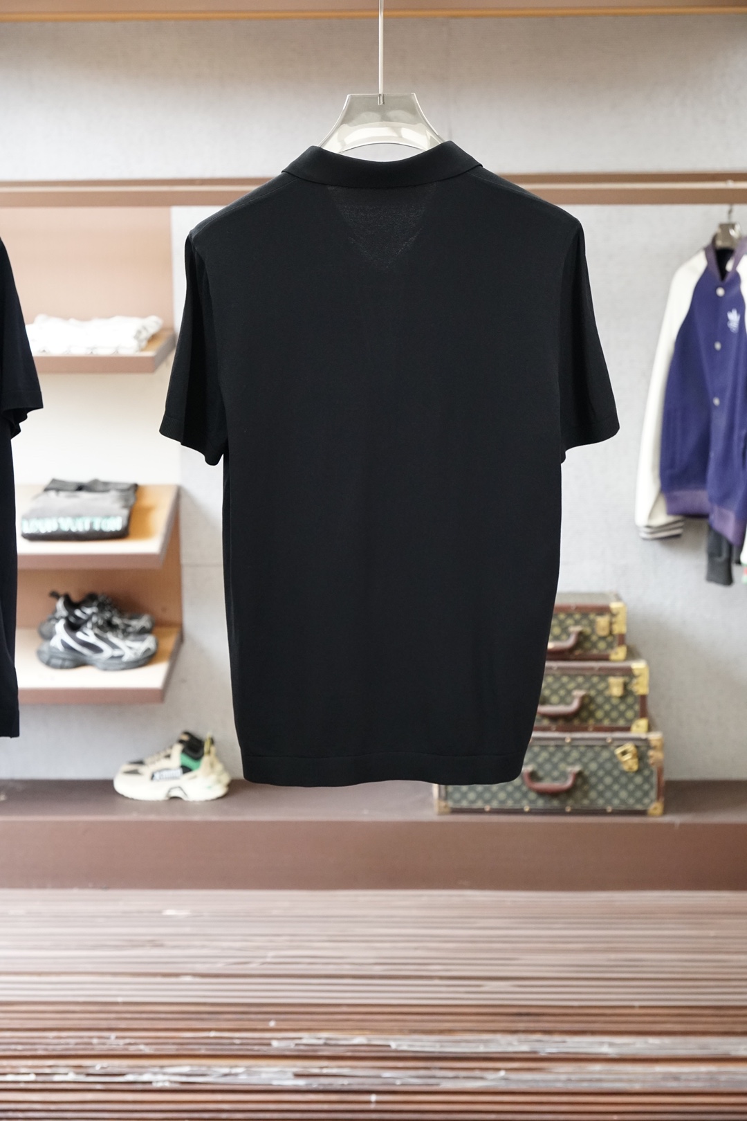 Loro Piana 桑蚕丝伊力特短袖，高级感满满。精选桑蚕丝+伊力特混纺面料，丝滑亲肤、透气垂顺，夏天