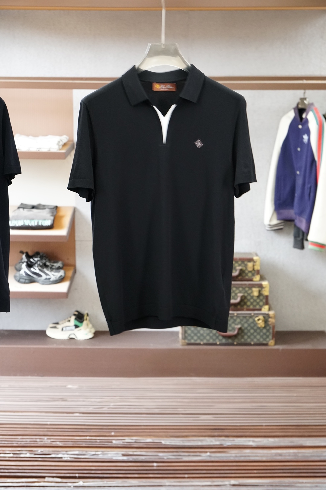 Loro Piana 桑蚕丝伊力特短袖，高级感满满。精选桑蚕丝+伊力特混纺面料，丝滑亲肤、透气垂顺，夏天