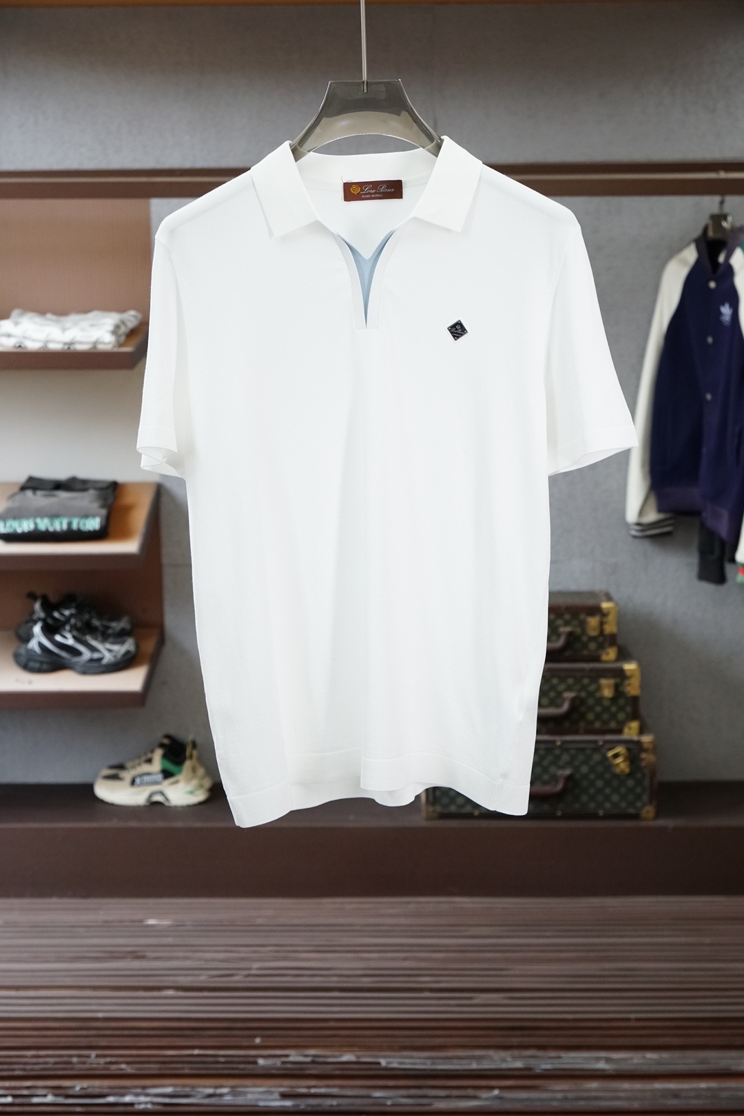 Loro Piana 桑蚕丝伊力特短袖，高级感满满。精选桑蚕丝+伊力特混纺面料，丝滑亲肤、透气垂顺，夏天