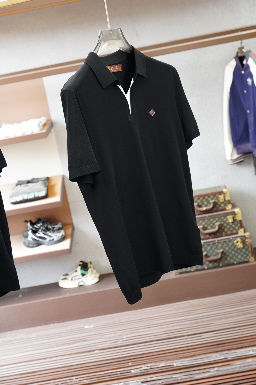 Loro Piana 桑蚕丝伊力特短袖，高级感满满。精选桑蚕丝+伊力特混纺面料，丝滑亲肤、透气垂顺，夏天