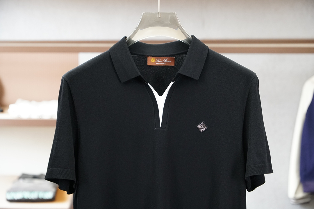 Loro Piana 桑蚕丝伊力特短袖，高级感满满。精选桑蚕丝+伊力特混纺面料，丝滑亲肤、透气垂顺，夏天