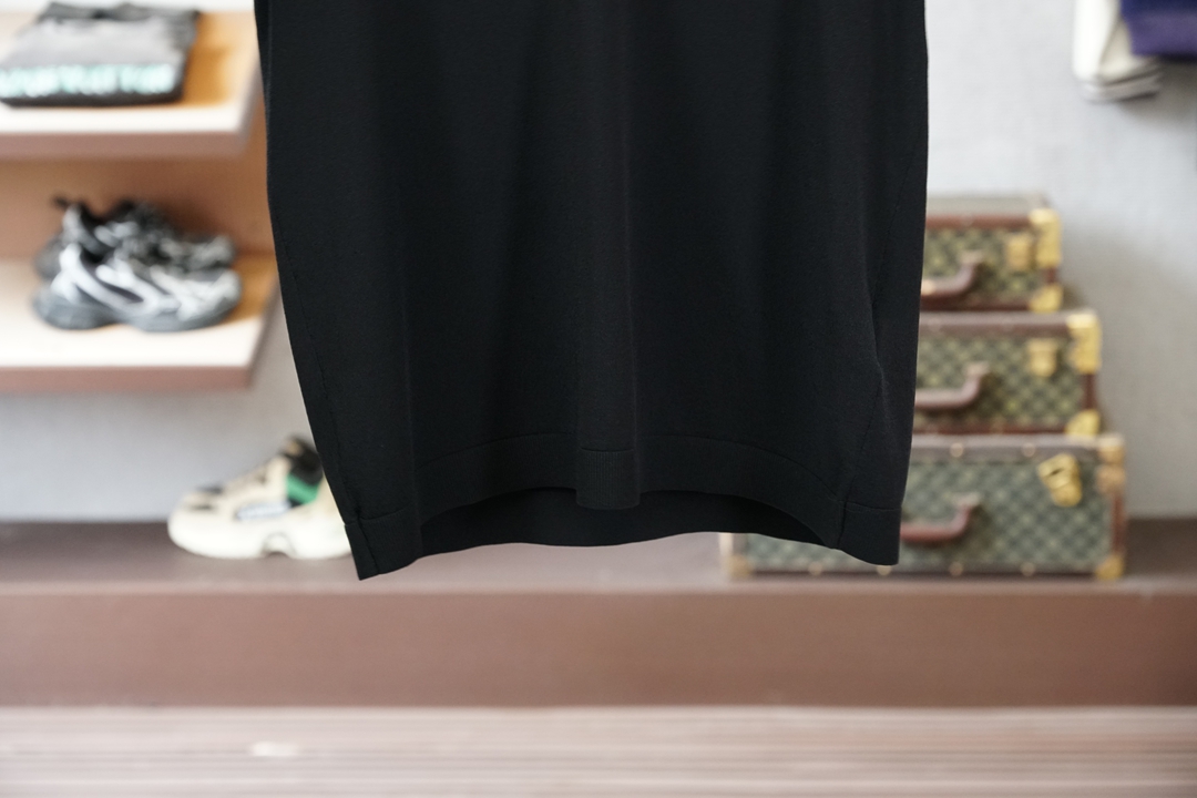 Loro Piana 桑蚕丝伊力特短袖，高级感满满。精选桑蚕丝+伊力特混纺面料，丝滑亲肤、透气垂顺，夏天