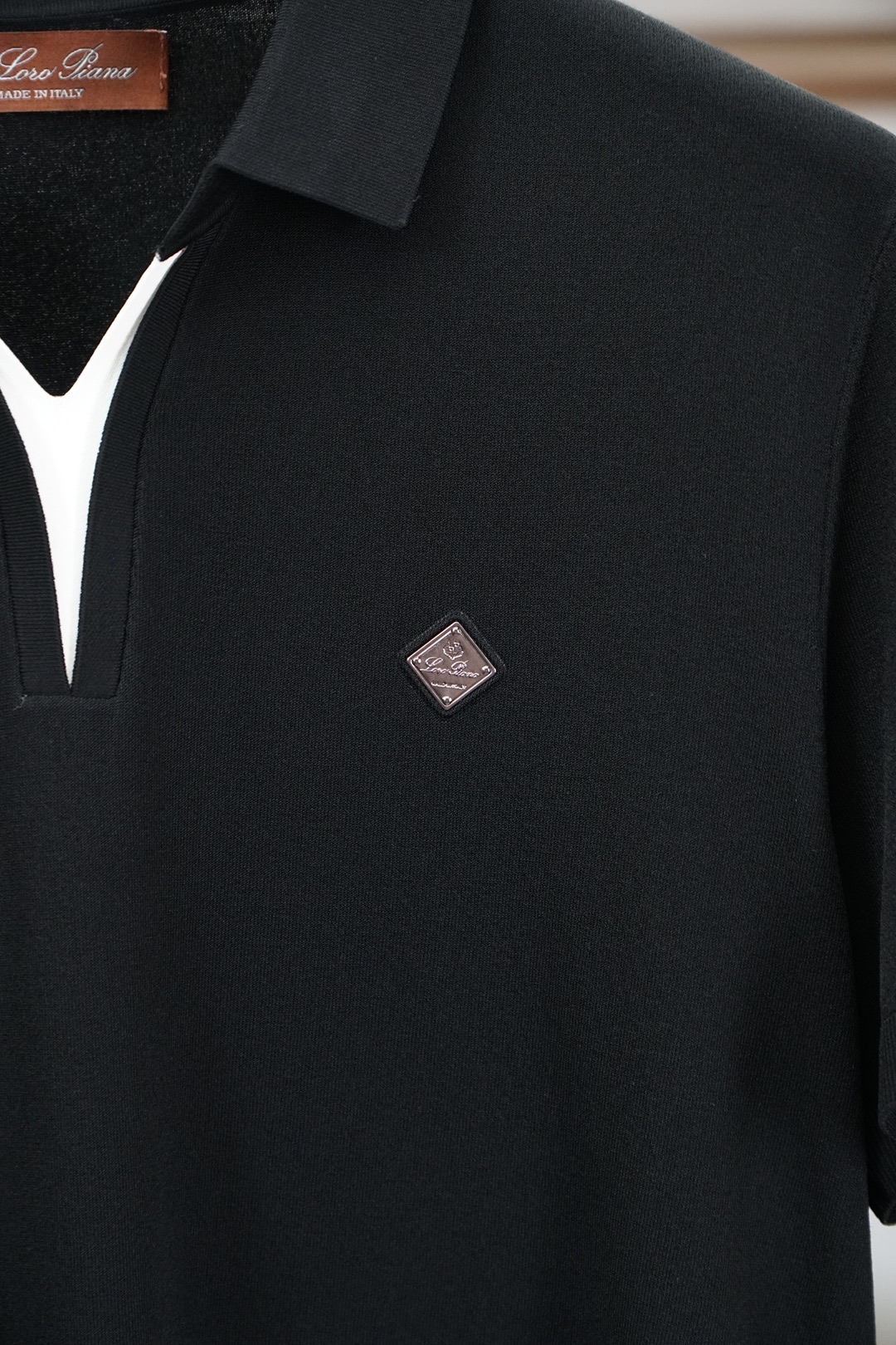 Loro Piana 桑蚕丝伊力特短袖，高级感满满。精选桑蚕丝+伊力特混纺面料，丝滑亲肤、透气垂顺，夏天