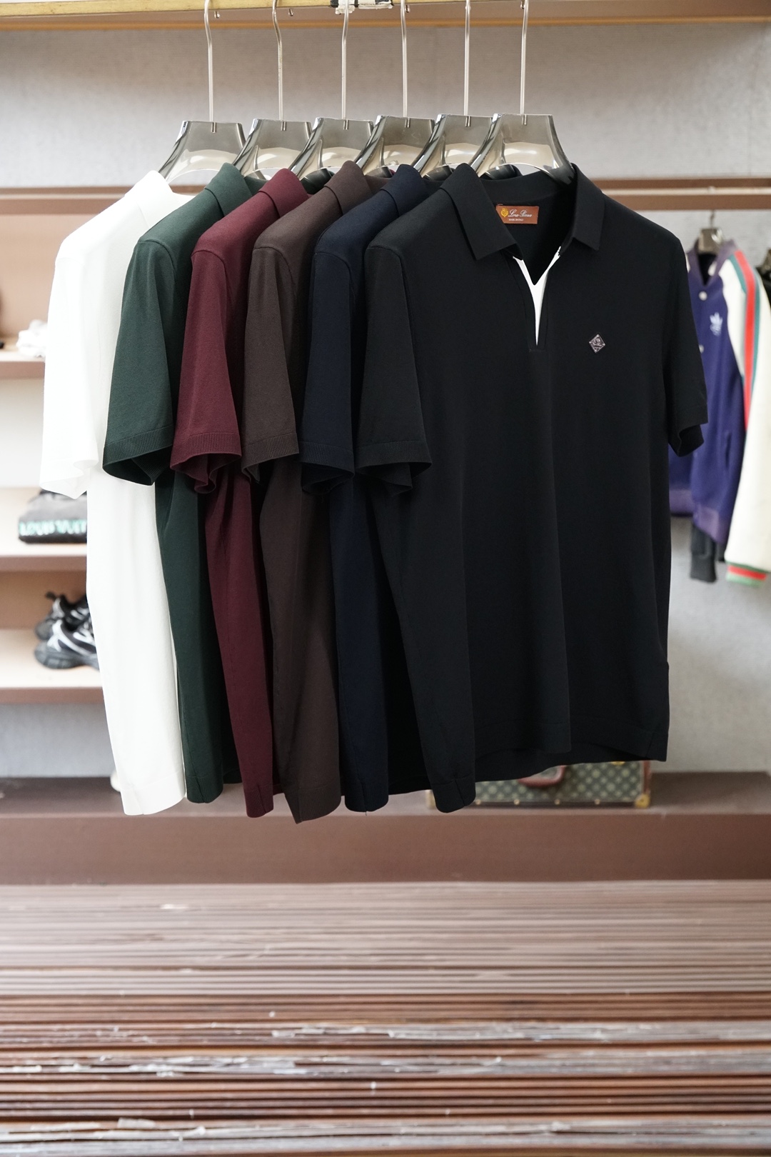 Loro Piana 桑蚕丝伊力特短袖，高级感满满。精选桑蚕丝+伊力特混纺面料，丝滑亲肤、透气垂顺，夏天