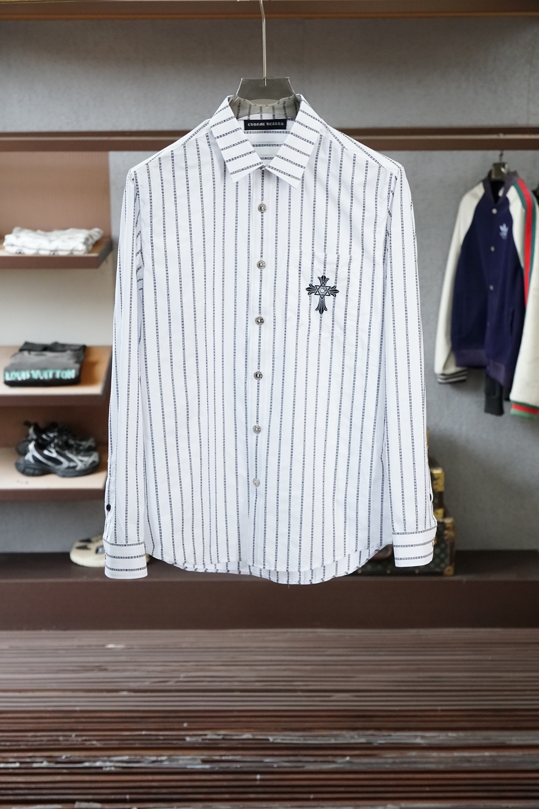 NO:744671,Croxin, the family's latest catwalk fashion men's long-sleeved shirt, high-end Italian original factory, pure blood quality, 26 spring and summer new products, high-looking hot-selling items!  A shirt that is very in line with the family's aesthetic tone. The styling and design style perfectly follows the essence. The collar is exquisitely embroidered. The inner collar and the bottom of the cuffs are designed with the latest plaid bias cut. It has a strong sense of high-end and highlights the brand's status. It is fashionable and fashionable, quite recognizable and light luxury!  Specializing in high-end custom fabrics imported from the original factory, custom-made in the garment process of the old Italian workshops, extremely luxurious and special materials, the fabric properties are all excellent, 100-count double high yarn webbing has elastic effect, the surface is delicate and shiny, the texture is soft and delicate, full of cotton feel, perfect compatibility of comfort and breathability. The details are perfect, and the selected natural colored mother-of-pearl buckles are quite brilliant!  Fashionable and age-reducing, the upper body is full of temperament, elegant and capable, has both style and style, and is a versatile and practical shirt!  Size M-3XL,,,chrome hearts,shirts,19860909克罗心,家族最新走秀时装款男士长袖衬衫,高端意大利原厂出品,纯正血统品质,26春夏新品,高颜值热卖单品！ 极符合家族美学基调的一款衬衫,造型设计画风完美沿袭精髓,领子处精美绣花,内领跟袖口底运用最新格子布斜裁进行设计,具有浓郁的高级感,彰显品牌地位,时尚且时髦,颇具辨识度及轻奢感！ 专供原厂进口高级定制面料,意大利老牌工坊成衣工序定制,极度奢华且特殊的材质,面料属性皆为上乘,100支双高纱织带弹力效果,表面细腻有光泽,质地柔软细腻,棉感十足,舒适性与透气性完美兼容. 细节完美如斯,甄选的天然彩色母贝扣,颇为出彩！时髦且减龄,上身满满的气质感,优雅且干练,型格兼具,百搭实穿性极好的一款衬衫！尺码M-3XL,,,chrome hearts,shirts,,Men's clothing