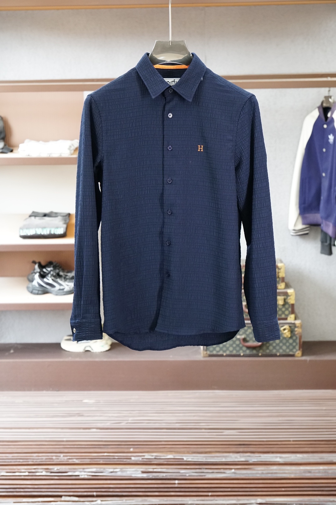 NO:744678,Hermes - H family's latest catwalk fashion men's long-sleeved shirt, high-end Italian original factory, pure blood quality, 26 spring and summer new products, high-looking hot-selling items!  A shirt that is very in line with the family's aesthetic tone. The styling and design style perfectly follows the essence. The collar is exquisitely embroidered. The inner collar and the bottom of the cuffs are designed with the latest plaid bias cut. It has a strong sense of high-end and highlights the brand's status. It is fashionable and fashionable, quite recognizable and light luxury!  Specializing in high-end custom fabrics imported from the original factory, custom-made in the garment process of the old Italian workshops, extremely luxurious and special materials, the fabric properties are all excellent, 100-count double high yarn webbing has elastic effect, the surface is delicate and shiny, the texture is soft and delicate, full of cotton feel, perfect compatibility of comfort and breathability. The details are perfect, and the selected natural colored mother-of-pearl buckles are quite brilliant!  Fashionable and age-reducing, the upper body is full of temperament, elegant and capable, has both style and style, and is a versatile and practical shirt!  Size M-3XL,,,hermes,hermes,shirts,19860909Hermes爱马仕- H家族最新走秀时装款男士长袖衬衫,高端意大利原厂出品,纯正血统品质,26春夏新品,高颜值热卖单品！ 极符合家族美学基调的一款衬衫,造型设计画风完美沿袭精髓,领子处精美绣花,内领跟袖口底运用最新格子布斜裁进行设计,具有浓郁的高级感,彰显品牌地位,时尚且时髦,颇具辨识度及轻奢感！ 专供原厂进口高级定制面料,意大利老牌工坊成衣工序定制,极度奢华且特殊的材质,面料属性皆为上乘,100支双高纱织带弹力效果,表面细腻有光泽,质地柔软细腻,棉感十足,舒适性与透气性完美兼容. 细节完美如斯,甄选的天然彩色母贝扣,颇为出彩！时髦且减龄,上身满满的气质感,优雅且干练,型格兼具,百搭实穿性极好的一款衬衫！尺码M-3XL,,,hermes,hermes,shirts,,Men's clothing