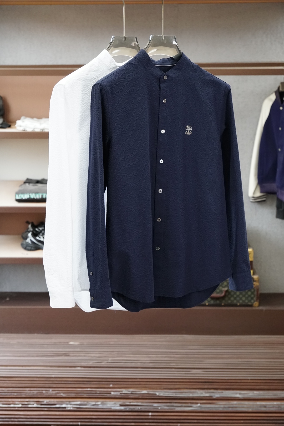 NO:744663,BC-Spring and summer new style, the latest catwalk fashion style men's long-sleeved shirts, high-end Italian original factory, pure blood quality, good-looking and hot-selling items!  A shirt that is very in line with the family's aesthetic tone. The styling and design style perfectly follows the essence. The collar is exquisitely embroidered. The inner collar and the bottom of the cuffs are designed with the latest plaid bias cut. It has a strong sense of high-end and highlights the brand's status. It is fashionable and fashionable, quite recognizable and light luxury!  Specializing in high-end custom fabrics imported from the original factory, custom-made in the garment process of the old Italian workshops, extremely luxurious and special materials, the fabric properties are all excellent, 100-count double high yarn webbing has elastic effect, the surface is delicate and shiny, the texture is soft and delicate, full of cotton feel, perfect compatibility of comfort and breathability. The details are perfect, and the selected natural colored mother-of-pearl buckles are quite brilliant!  Fashionable and age-reducing, the upper body is full of temperament, elegant and capable, has both style and style, and is a versatile and practical shirt!  Size M-3XL,,,shirts,19860909BC-春夏新款,最新走秀时装款男士长袖衬衫,高端意大利原厂出品,纯正血统品质,高颜值热卖单品！ 极符合家族美学基调的一款衬衫,造型设计画风完美沿袭精髓,领子处精美绣花,内领跟袖口底运用最新格子布斜裁进行设计,具有浓郁的高级感,彰显品牌地位,时尚且时髦,颇具辨识度及轻奢感！ 专供原厂进口高级定制面料,意大利老牌工坊成衣工序定制,极度奢华且特殊的材质,面料属性皆为上乘,100支双高纱织带弹力效果,表面细腻有光泽,质地柔软细腻,棉感十足,舒适性与透气性完美兼容. 细节完美如斯,甄选的天然彩色母贝扣,颇为出彩！时髦且减龄,上身满满的气质感,优雅且干练,型格兼具,百搭实穿性极好的一款衬衫！尺码M-3XL,,,shirts,,Men's clothing