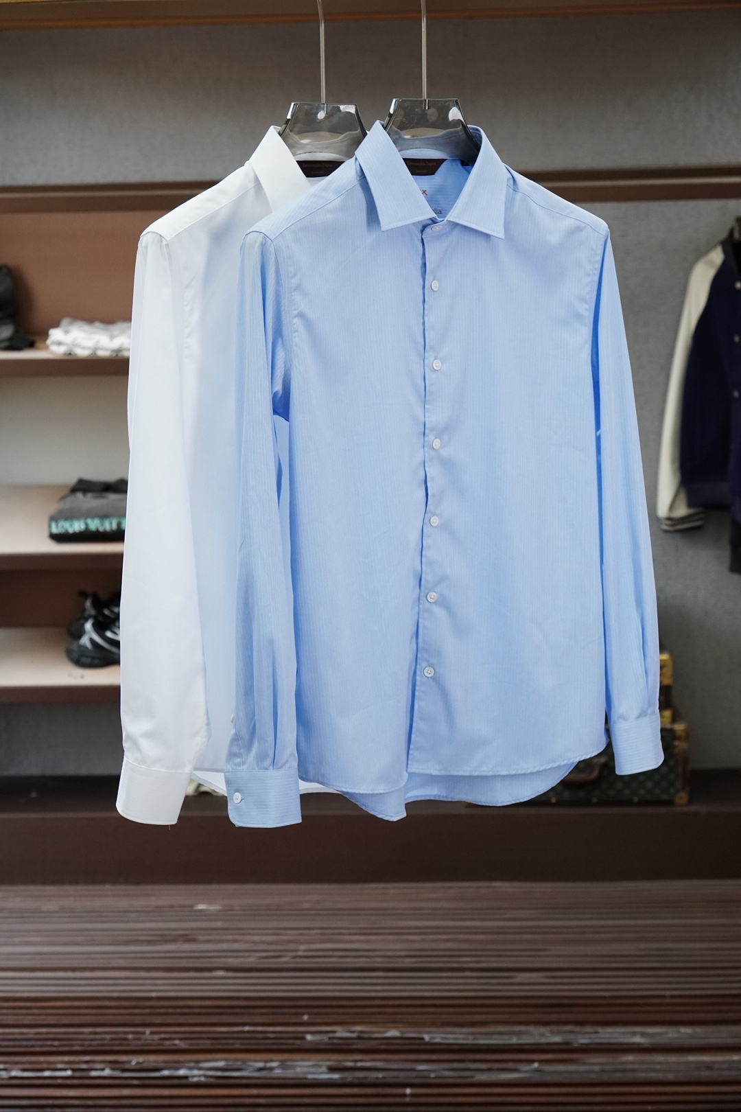 NO:744655,Ermenegildo Zegna - 2026 spring and summer new shirt jacket, the family's latest catwalk fashion style men's long-sleeved shirt, high-end Italian original factory, pure blood quality, good-looking hot-selling item!  A shirt that is very in line with the family's aesthetic tone. The styling and design style perfectly follows the essence. The collar is exquisitely embroidered. The inner collar and the bottom of the cuffs are designed with the latest plaid bias cut. It has a strong sense of high-end and highlights the brand's status. It is fashionable and fashionable, quite recognizable and light luxury!  Specializing in high-end custom fabrics imported from the original factory, custom-made in the garment process of the old Italian workshops, extremely luxurious and special materials, the fabric properties are all excellent, 100-count double high yarn webbing has elastic effect, the surface is delicate and shiny, the texture is soft and delicate, full of cotton feel, perfect compatibility of comfort and breathability. The details are perfect, and the selected natural colored mother-of-pearl buckles are quite brilliant!  Fashionable and age-reducing, the upper body is full of temperament, elegant and capable, has both style and style, and is a versatile and practical shirt!  Size M-3XL,,,zegna,jackets & coats,shirts,19860909杰尼亚-2026春夏新款衬衣外套,家族最新走秀时装款男士长袖衬衫,高端意大利原厂出品,纯正血统品质,高颜值热卖单品！ 极符合家族美学基调的一款衬衫,造型设计画风完美沿袭精髓,领子处精美绣花,内领跟袖口底运用最新格子布斜裁进行设计,具有浓郁的高级感,彰显品牌地位,时尚且时髦,颇具辨识度及轻奢感！ 专供原厂进口高级定制面料,意大利老牌工坊成衣工序定制,极度奢华且特殊的材质,面料属性皆为上乘,100支双高纱织带弹力效果,表面细腻有光泽,质地柔软细腻,棉感十足,舒适性与透气性完美兼容. 细节完美如斯,甄选的天然彩色母贝扣,颇为出彩！时髦且减龄,上身满满的气质感,优雅且干练,型格兼具,百搭实穿性极好的一款衬衫！尺码M-3XL,,,zegna,jackets & coats,shirts,,Men's clothing