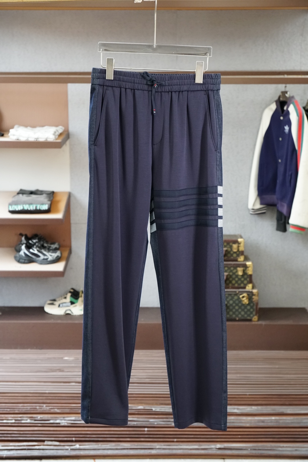NO:746363,TB]s new spring and summer micro wide-leg pants are made of imported cotton fabric, showing a delicate texture, soft to the touch with a bit of sinew, and a strong drape and wide feel. They are comfortable and breathable to wear, and have excellent perspiration properties. They are very suitable for spring and summer wear!  The classic four-stripe logo decoration on the trouser legs perfectly interprets the high-end luxury status of these trousers, which is very classy and high-end!  They are the indispensable essence and soul of every single product of TB family!  The drawstring elasticated wide-leg trousers are cut in a low-key dark gray color. It is a basic and versatile style that looks good on anyone. Wearing it alone can perfectly show your taste. Highly recommended! Size M-3XL,,19860909TB】s春夏新款微阔腿裤、采用进口棉面料,呈现出细腻的肌理感,手感柔中带点筋骨,垂坠挺阔感极强,着穿舒适透气的同时,有具有出色的排汗性,非常适合春夏时节着穿！裤腿上经典四条杠徽标装饰,完美诠释出了该裤子高奢身份,非常的具有档次与高级感！都是TB家每一款单品都不可或缺的精髓灵魂所在！裤子抽绳松紧阔腿裤裁剪设计,再搭配上低调的深灰色系,属于谁穿谁好看的基础百搭款式,单穿都可以完美彰显出你的品位,强烈推荐款! 码数M-3XL,,,Men's clothing