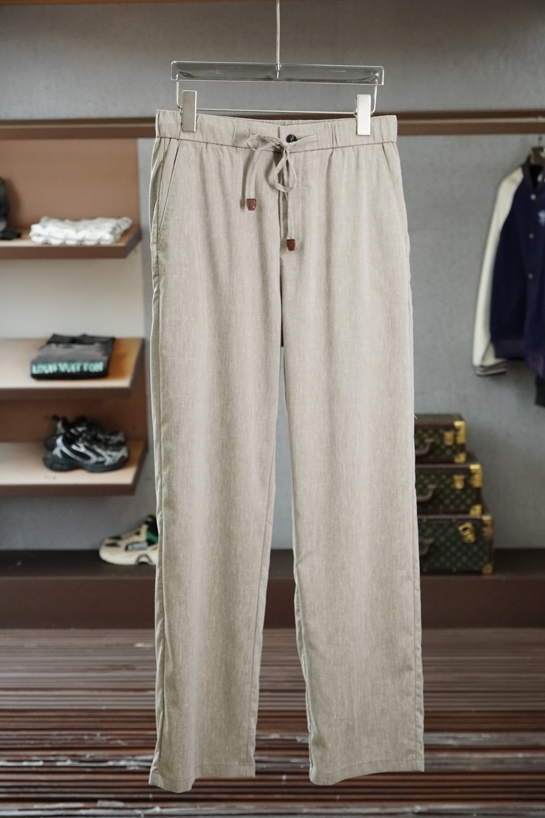 NO:746360,Loewe Loewe/early spring new casual pants, old-fashioned, simple, low-key and luxurious, imported linen is comfortable, loose and stylish, and modifies long legs. Color: Rice Size: 48 50 52 54 56 58,,loewe,loewe,19860909Loewe罗意威/早春新品休闲裤,老前风简约大气低调奢华,进口亚麻舒适,松弛有型拉满,修饰大长腿 颜色:米 尺码:48 50 52 54 56 58,,loewe,loewe,,Men's clothing