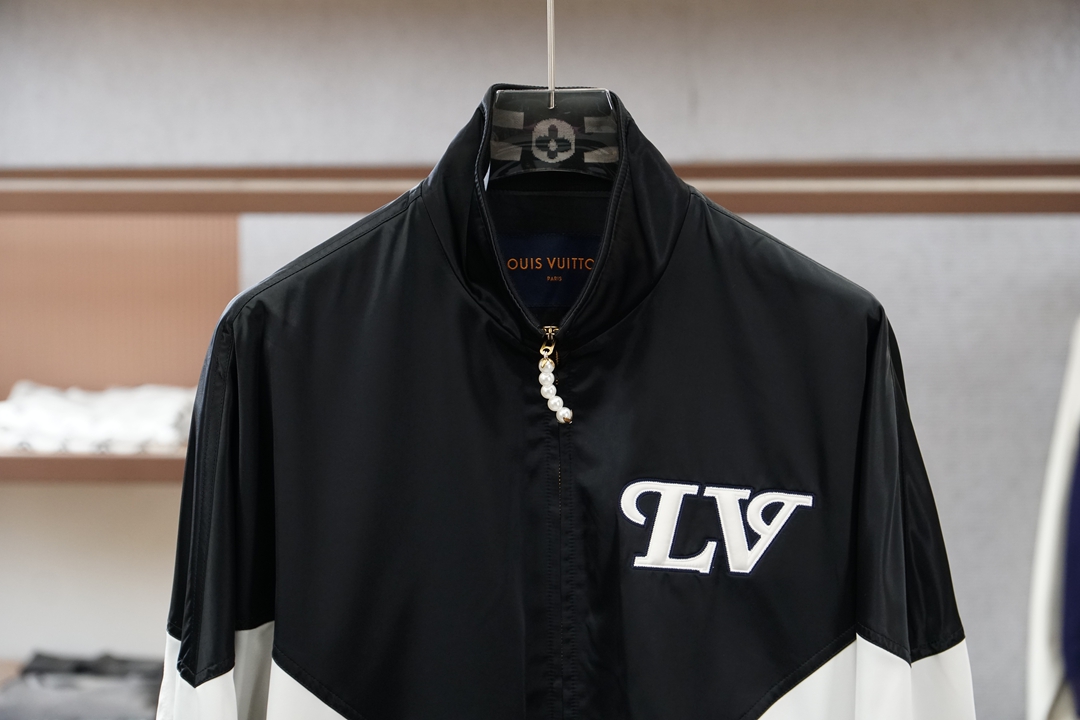 LV经典绿白拼色立领外套，复古运动风与轻奢质感完美融合。利落V型撞色剪裁，上身挺括不挑人，标志性LV刺绣