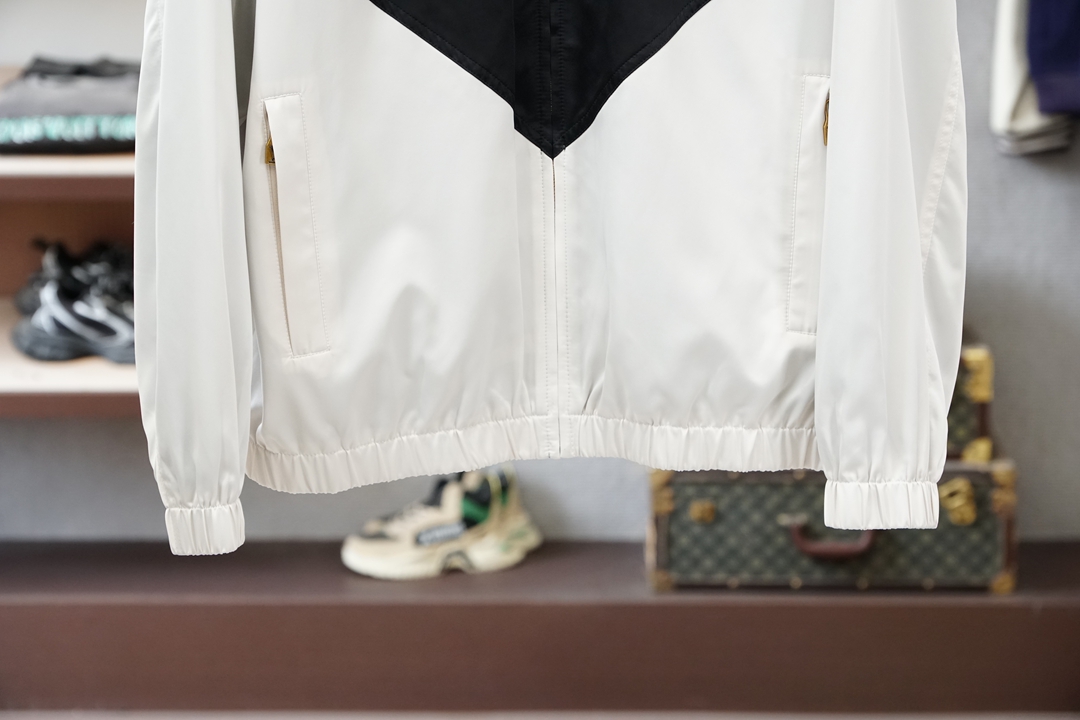 LV经典绿白拼色立领外套，复古运动风与轻奢质感完美融合。利落V型撞色剪裁，上身挺括不挑人，标志性LV刺绣