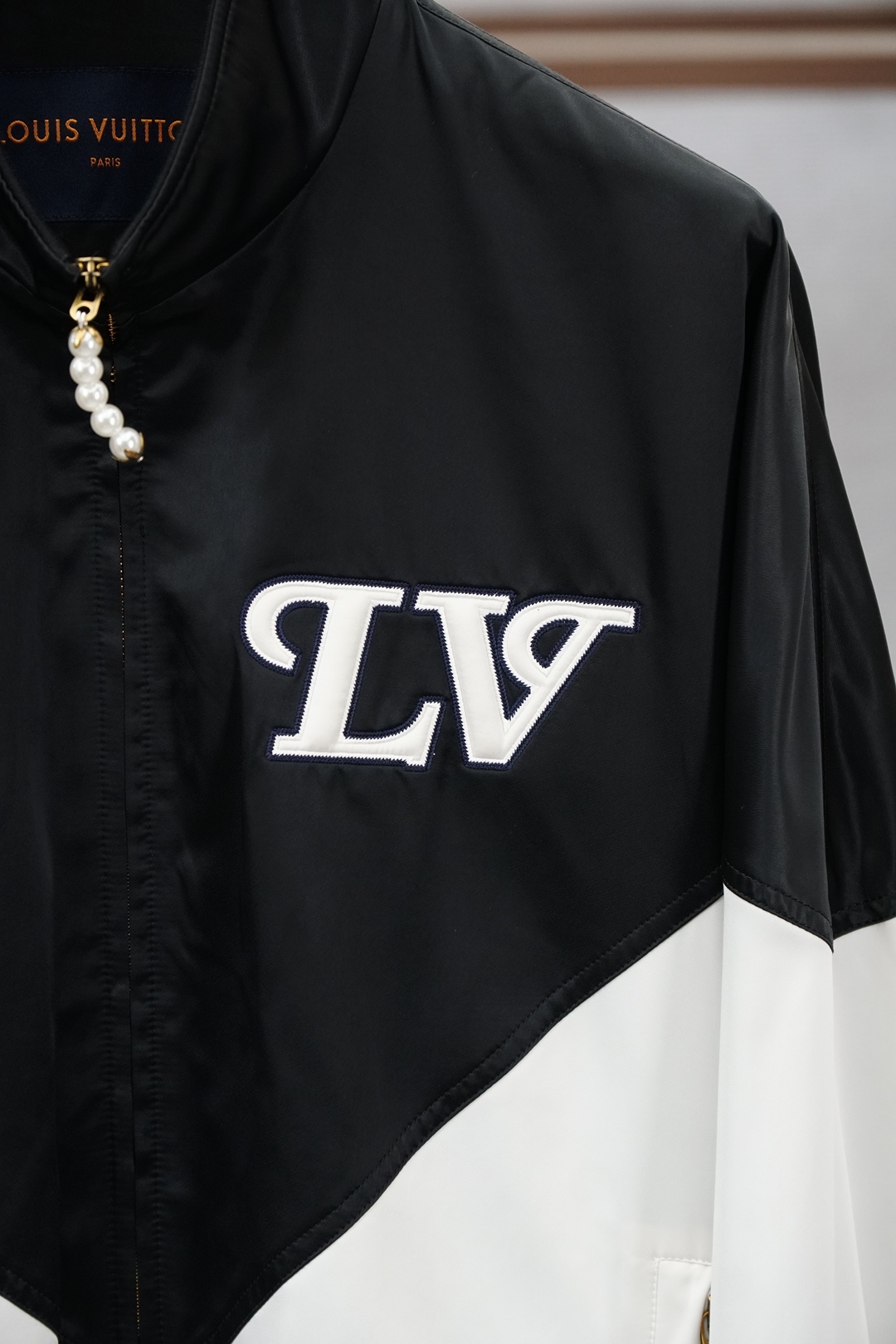 LV经典绿白拼色立领外套，复古运动风与轻奢质感完美融合。利落V型撞色剪裁，上身挺括不挑人，标志性LV刺绣