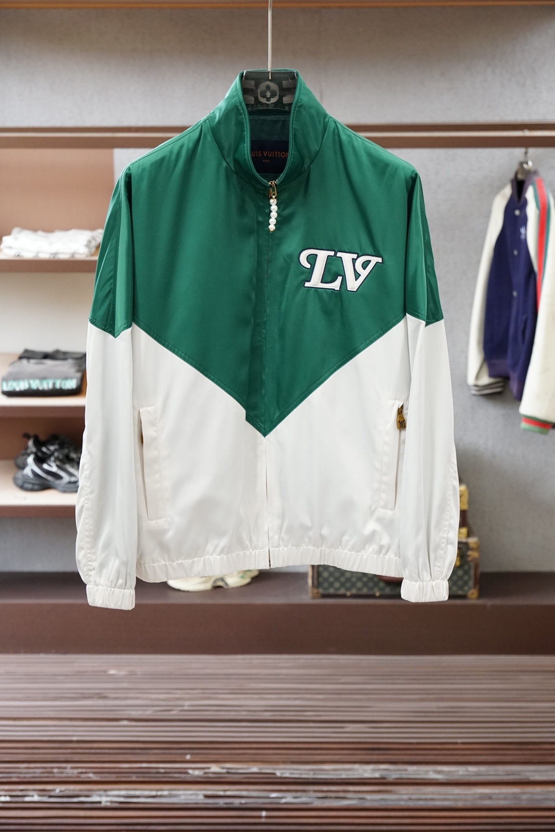 LV经典绿白拼色立领外套，复古运动风与轻奢质感完美融合。利落V型撞色剪裁，上身挺括不挑人，标志性LV刺绣