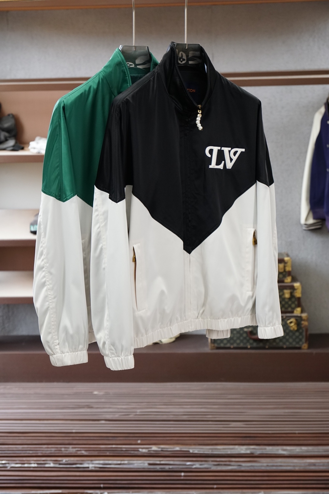 LV经典绿白拼色立领外套，复古运动风与轻奢质感完美融合。利落V型撞色剪裁，上身挺括不挑人，标志性LV刺绣