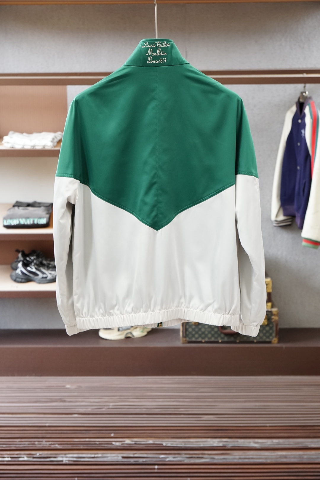 LV经典绿白拼色立领外套，复古运动风与轻奢质感完美融合。利落V型撞色剪裁，上身挺括不挑人，标志性LV刺绣